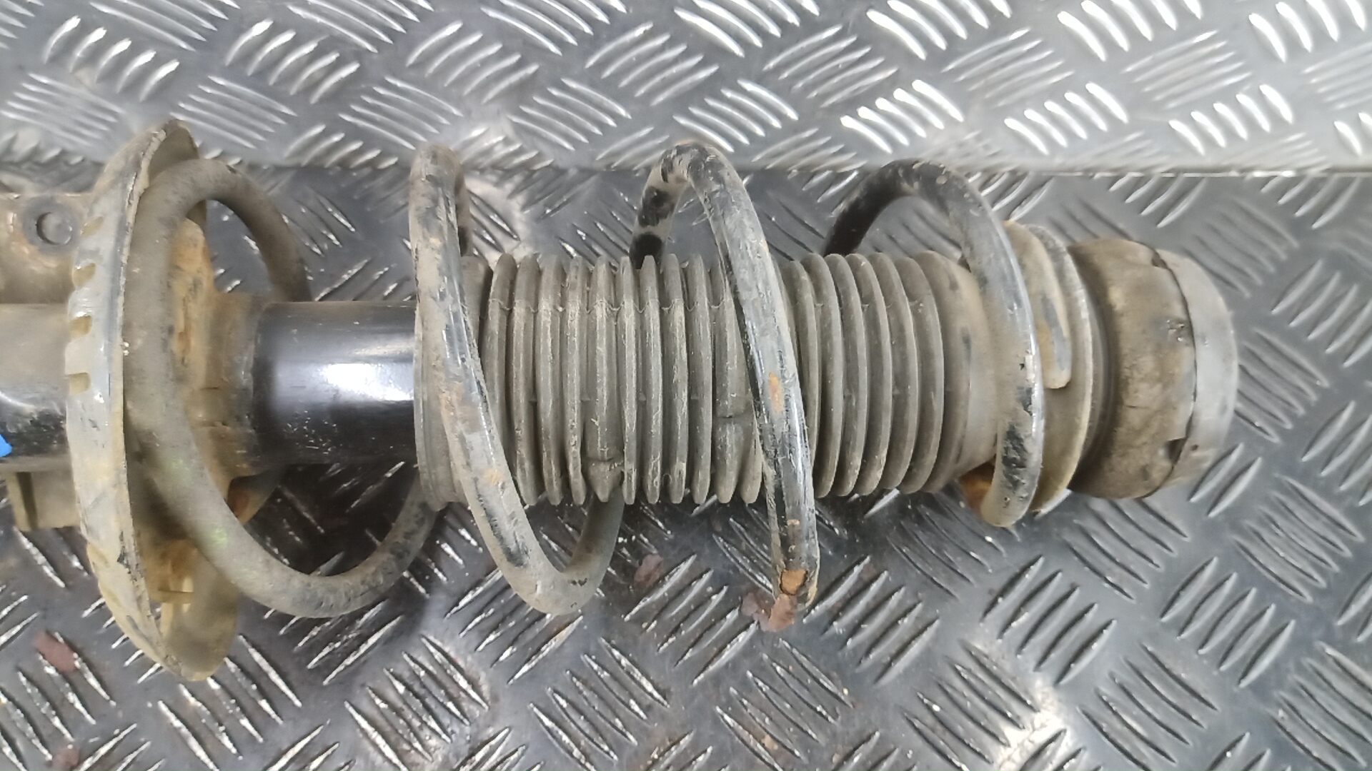 Амортизатор передний левый