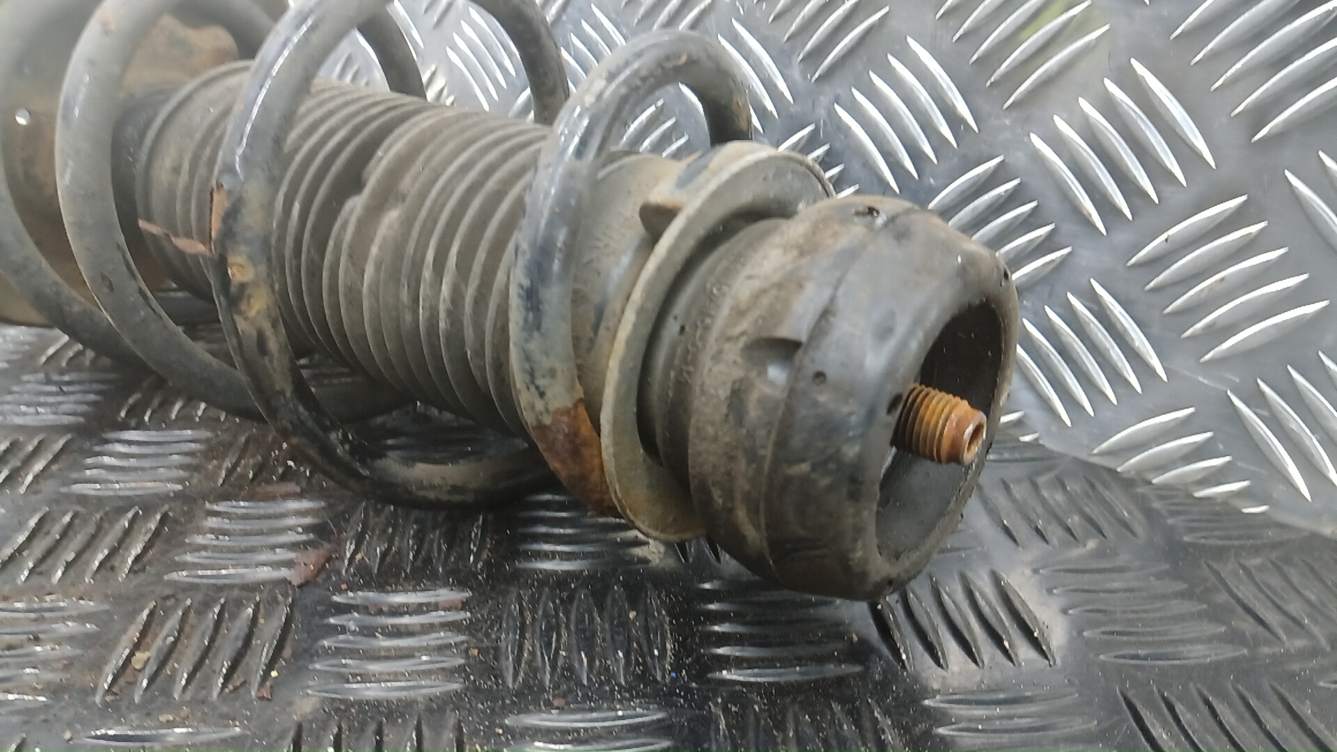 Амортизатор передний левый