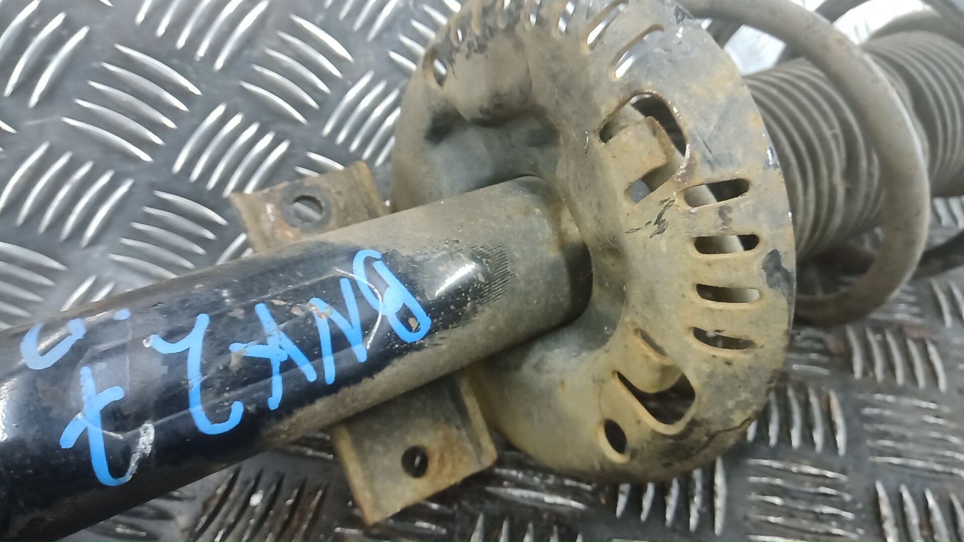 Амортизатор передний левый