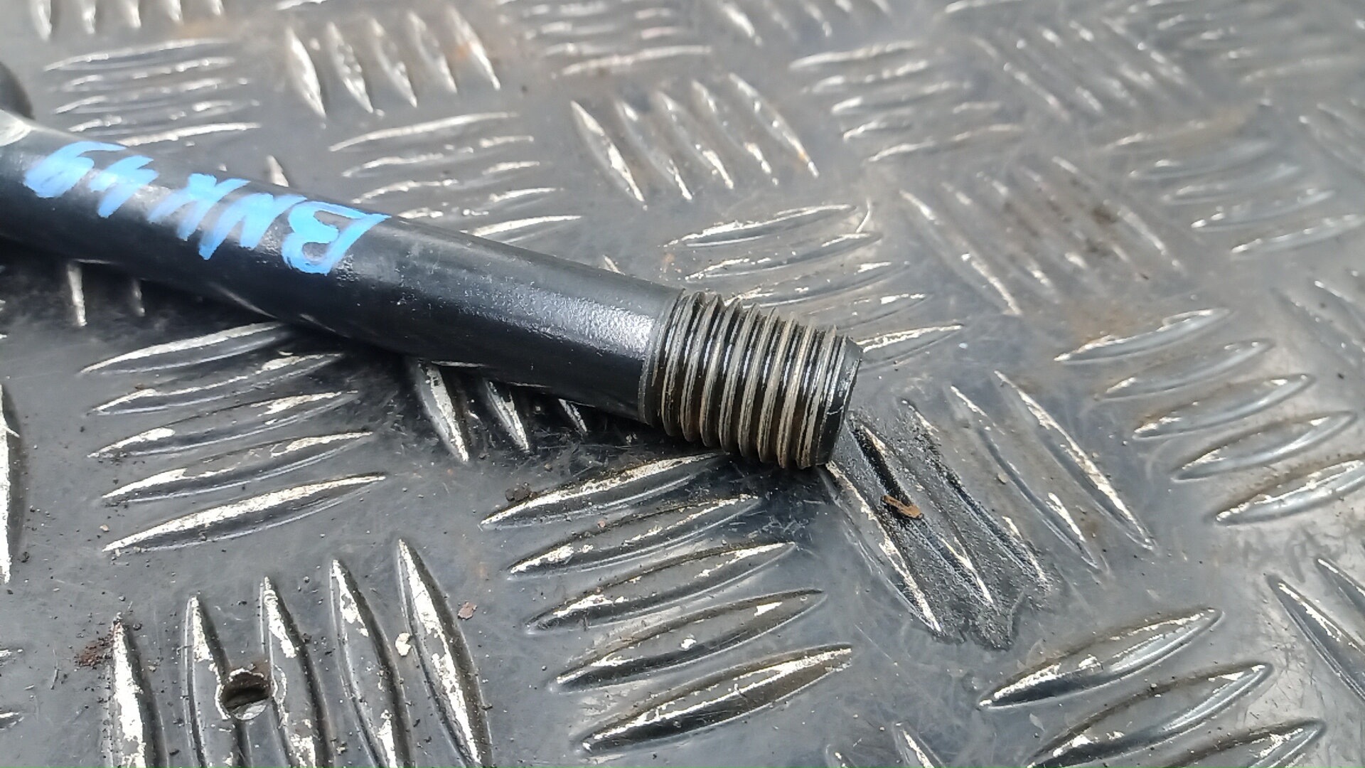 Крюк буксировочный