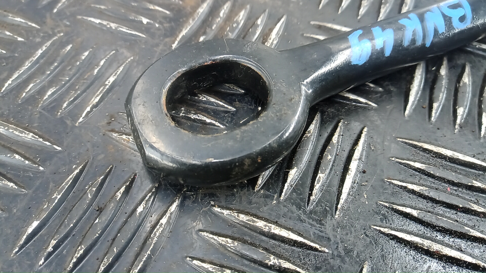 Крюк буксировочный