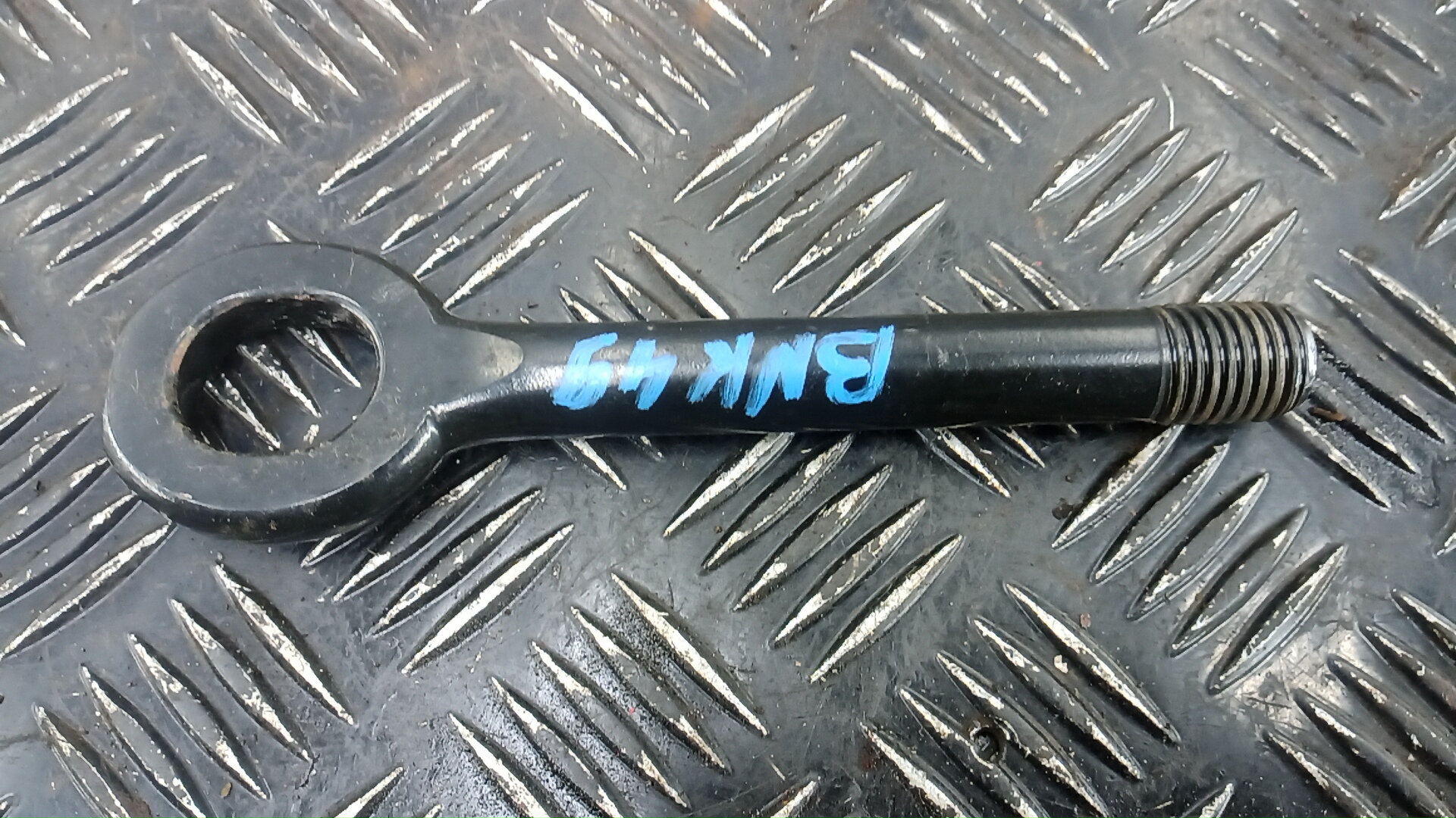 Крюк буксировочный