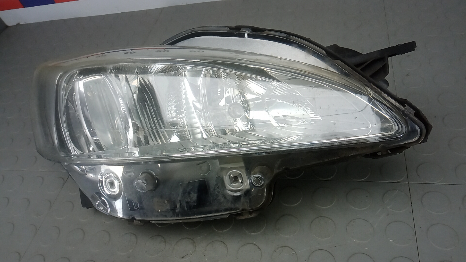 Фара правая