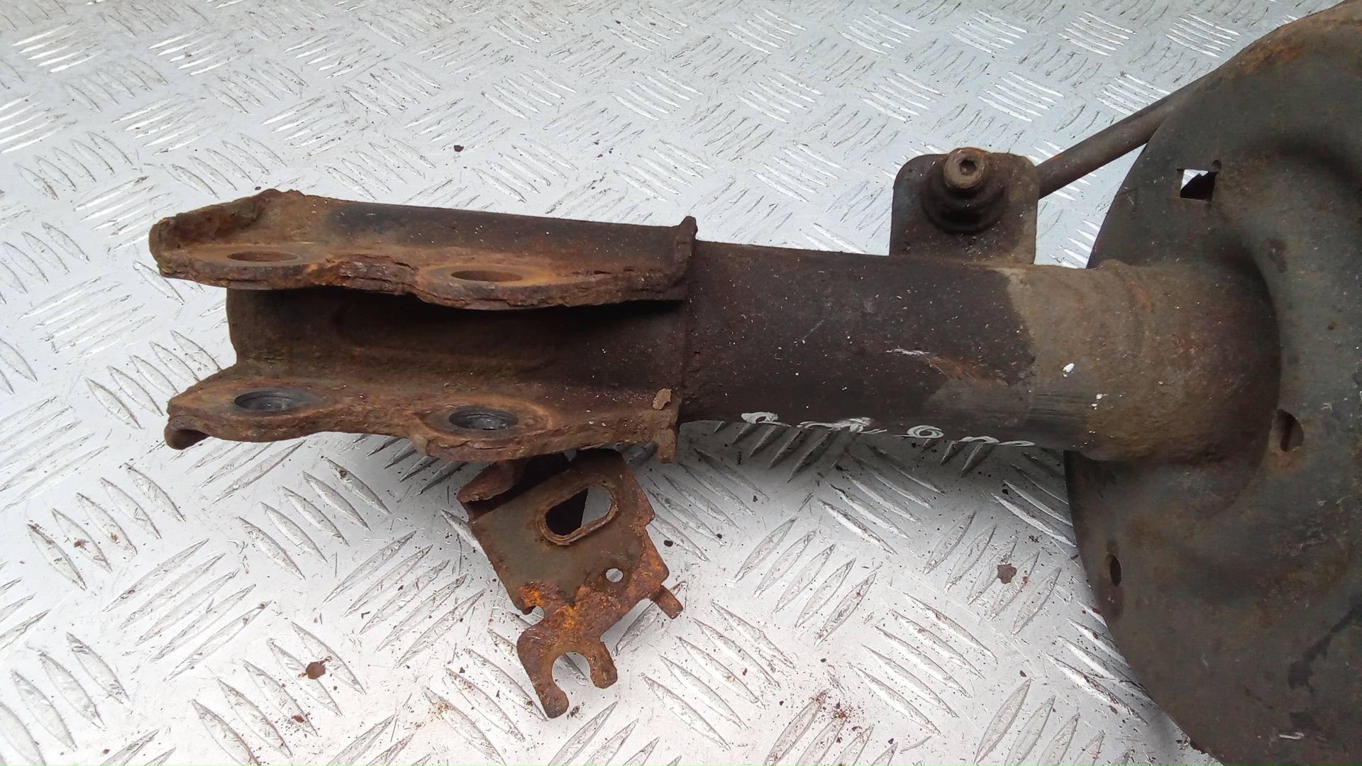 Амортизатор передний правый