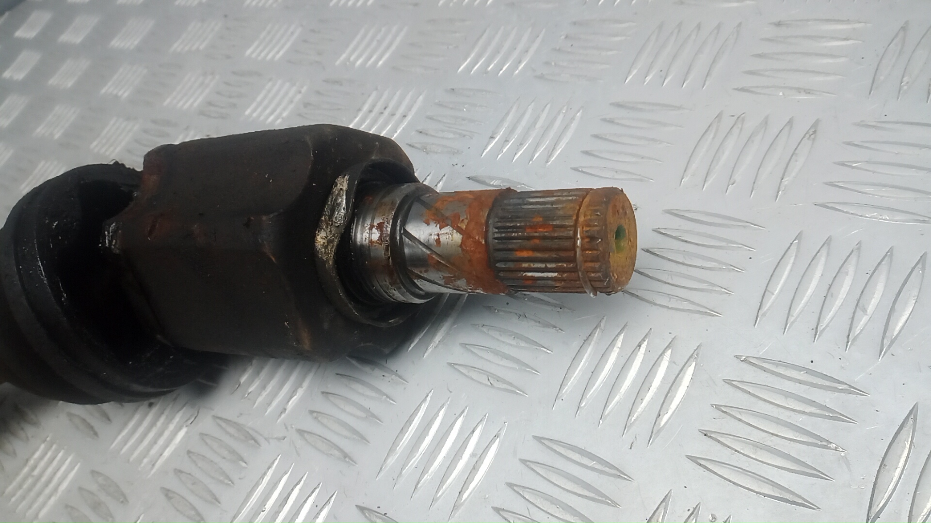 Полуось передняя левая