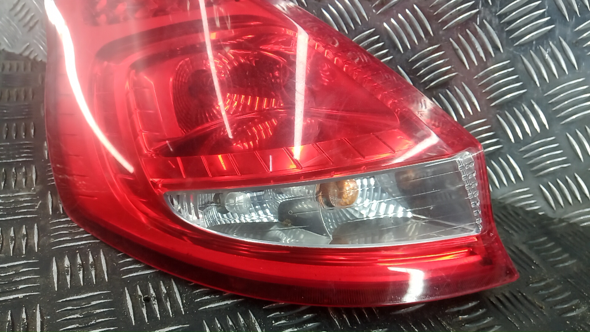 Фонарь задний левый