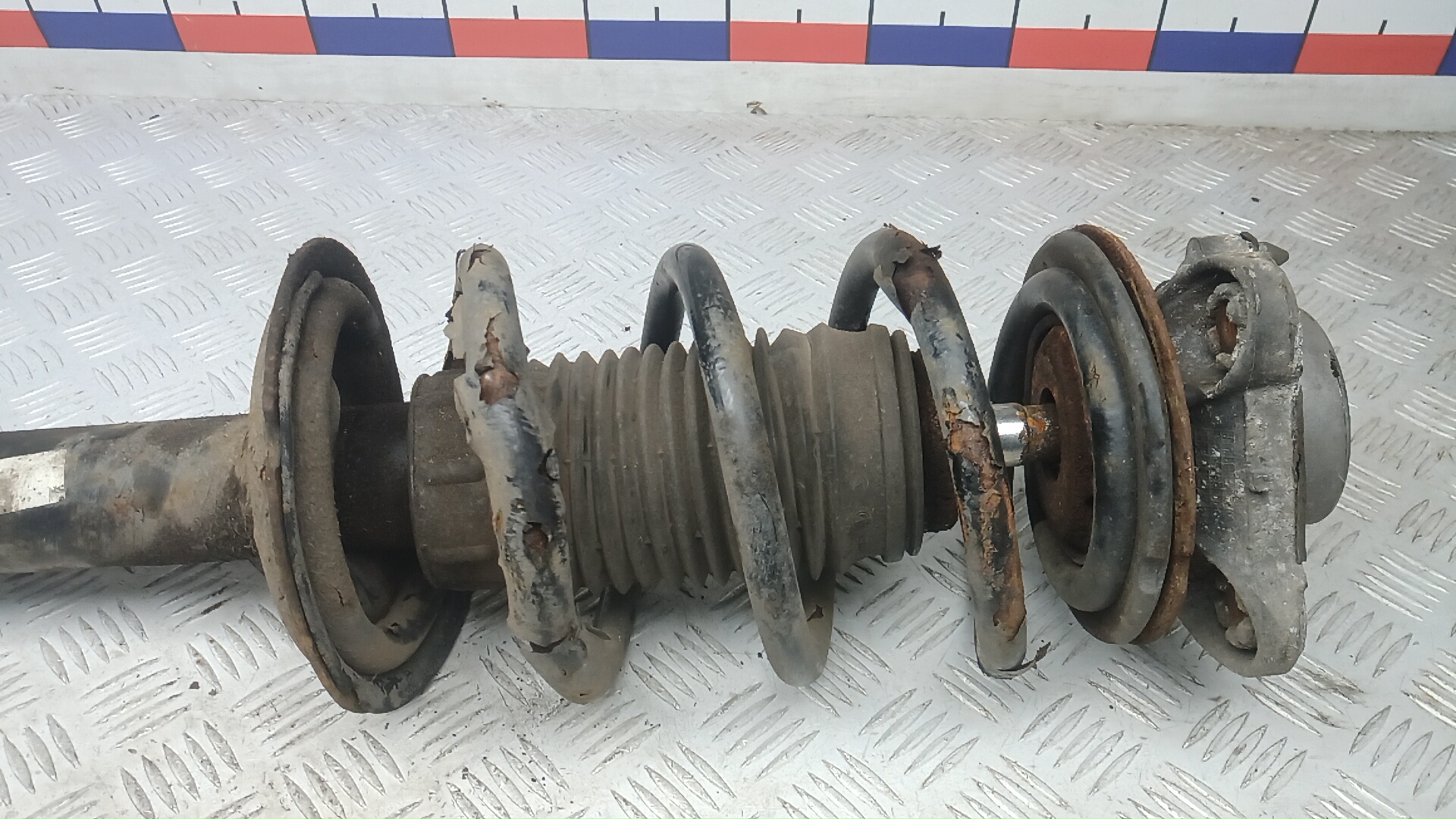 Амортизатор передний правый