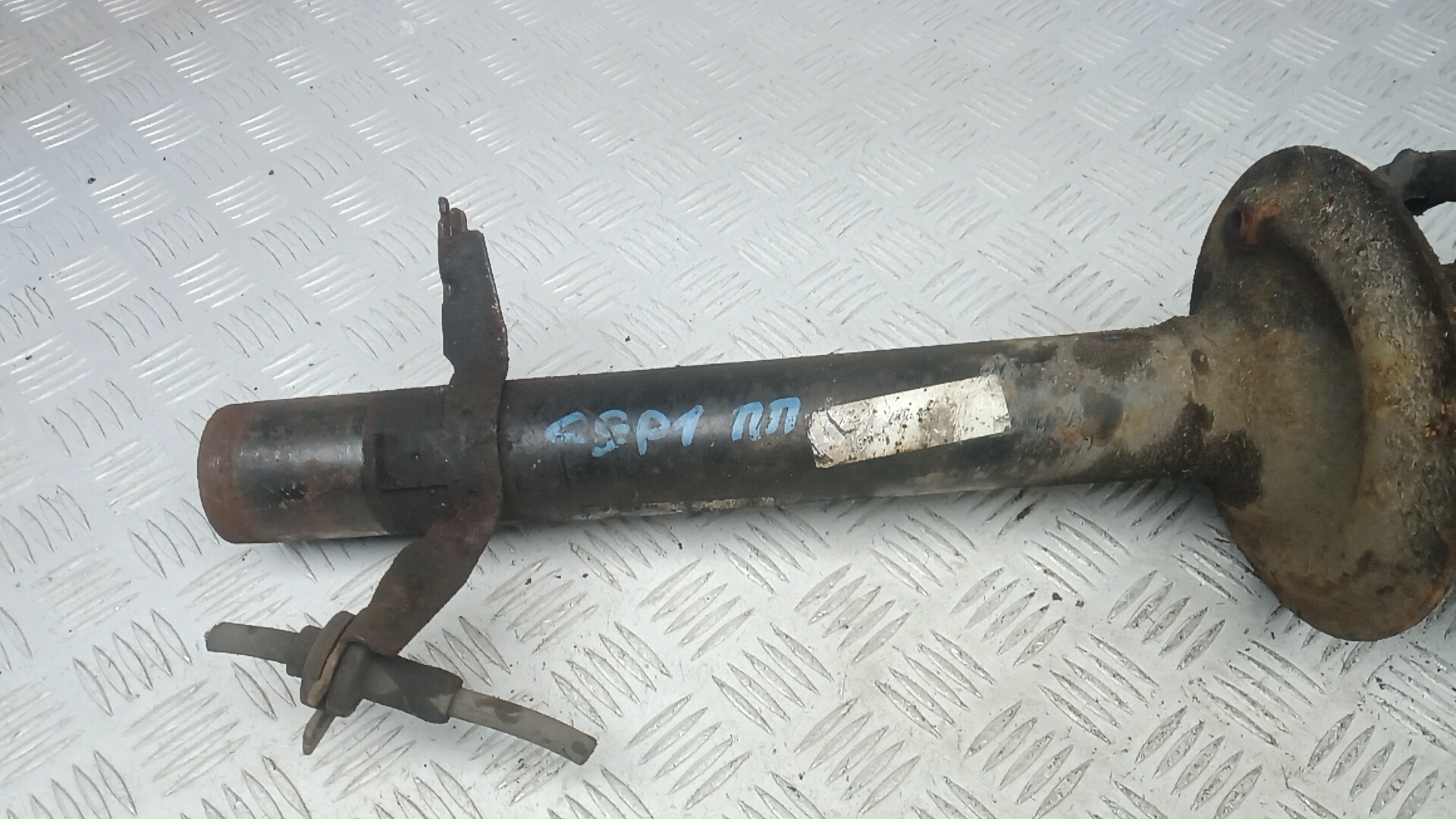 Амортизатор передний правый