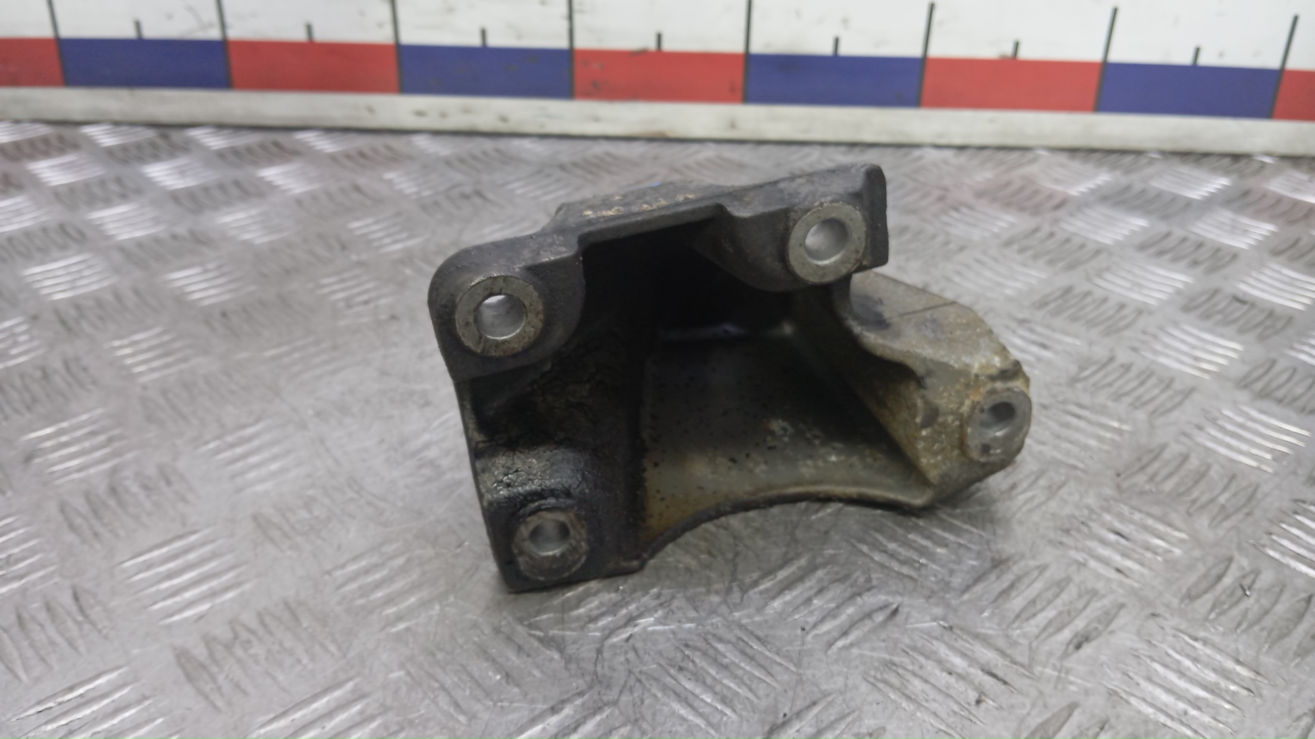 Кронштейн двигателя