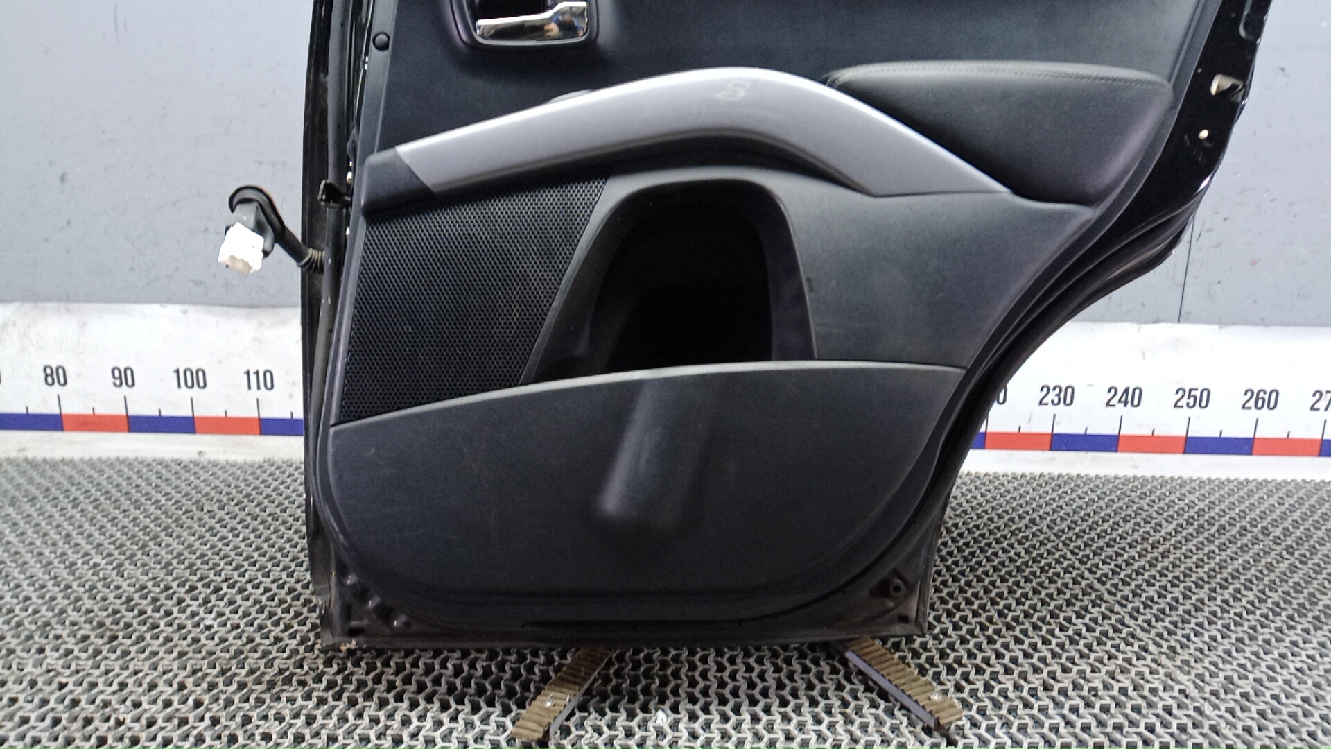 Дверь задняя правая