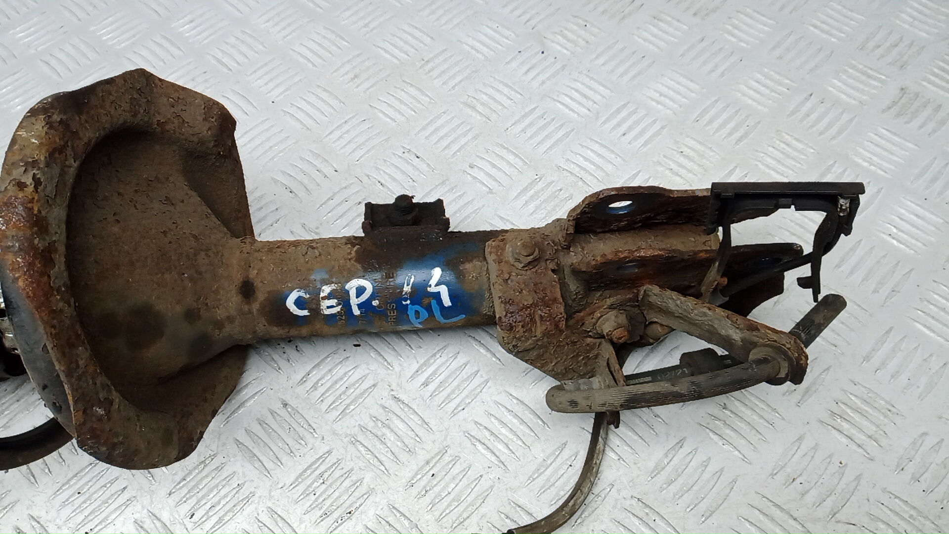 Амортизатор передний левый