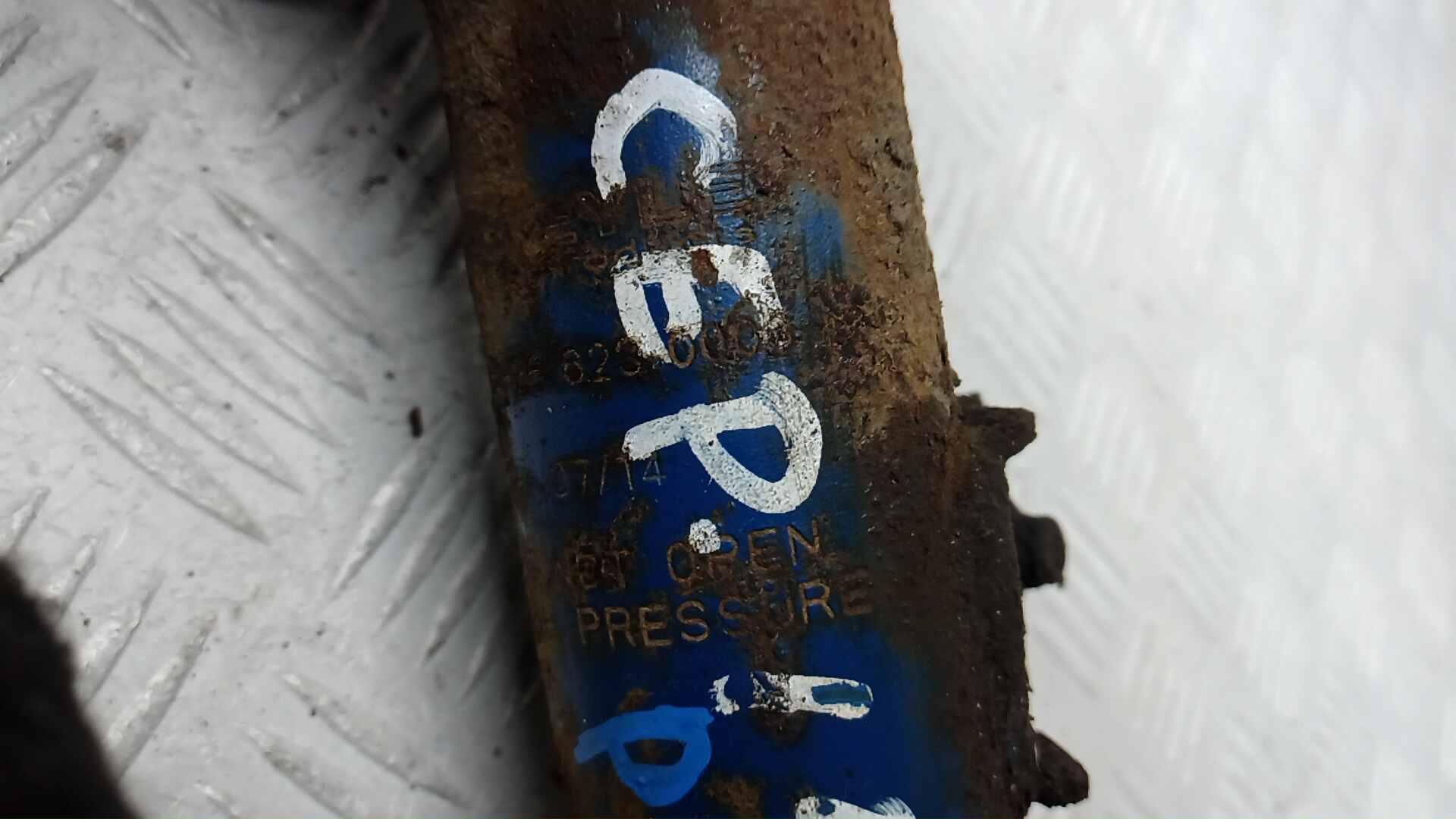 Амортизатор передний левый