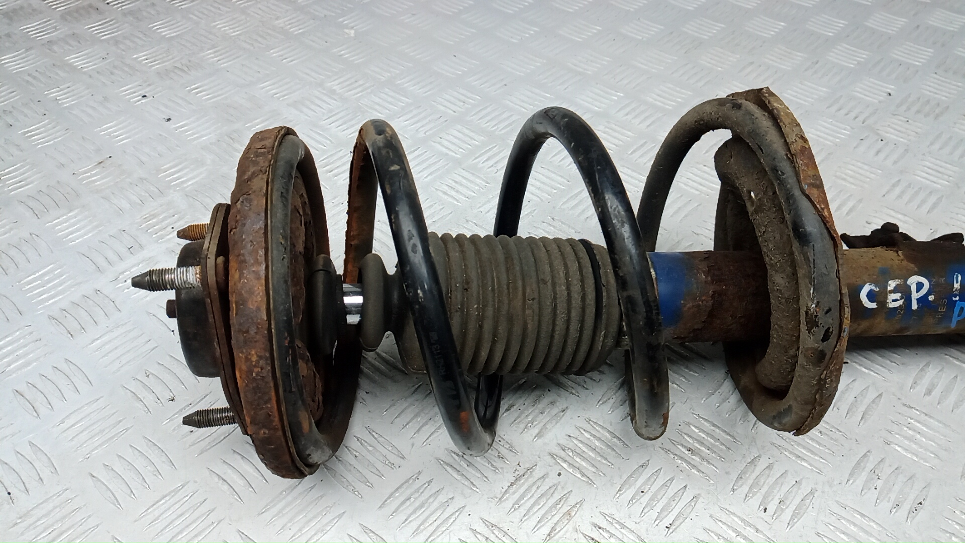 Амортизатор передний левый