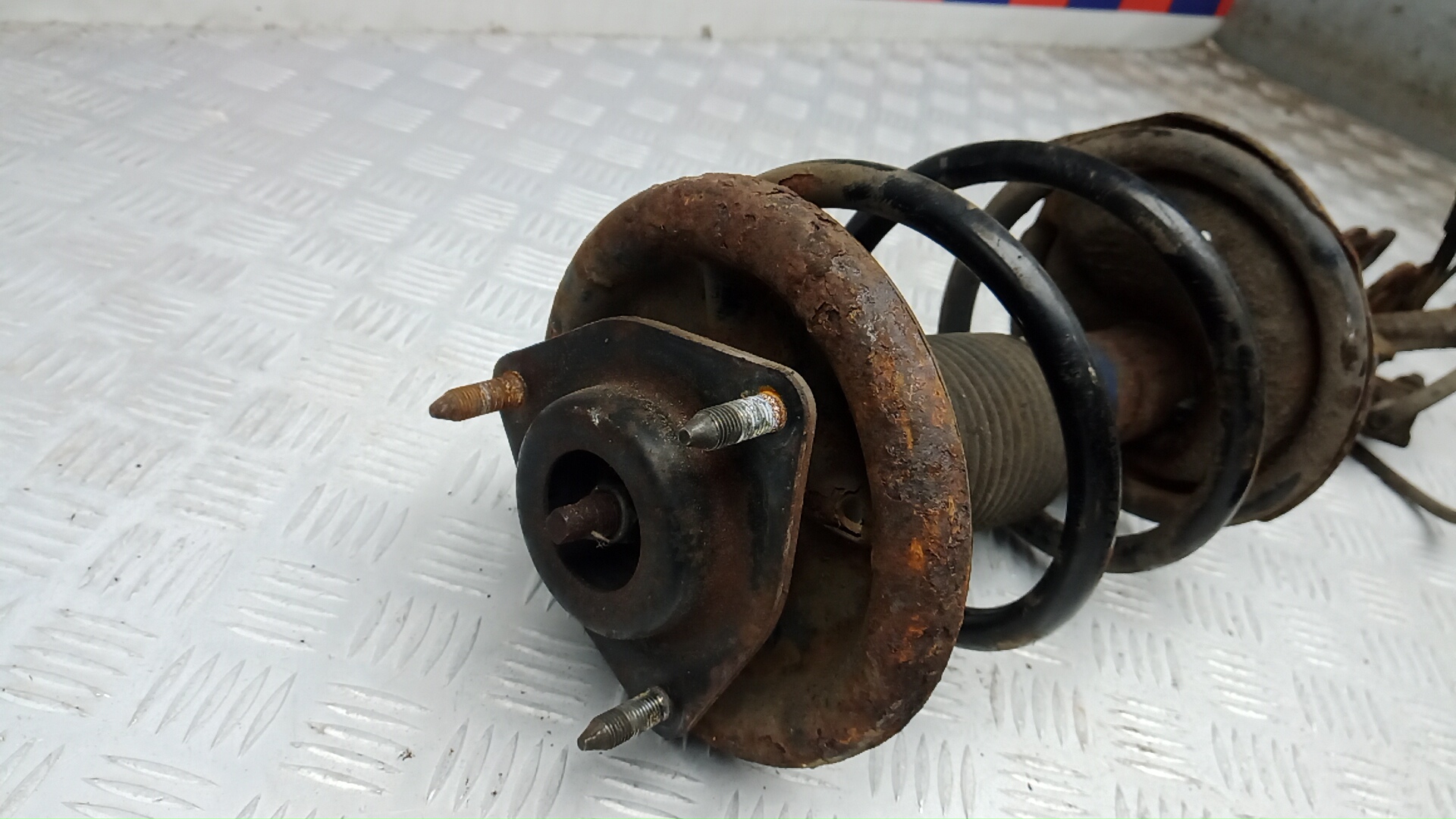 Амортизатор передний левый