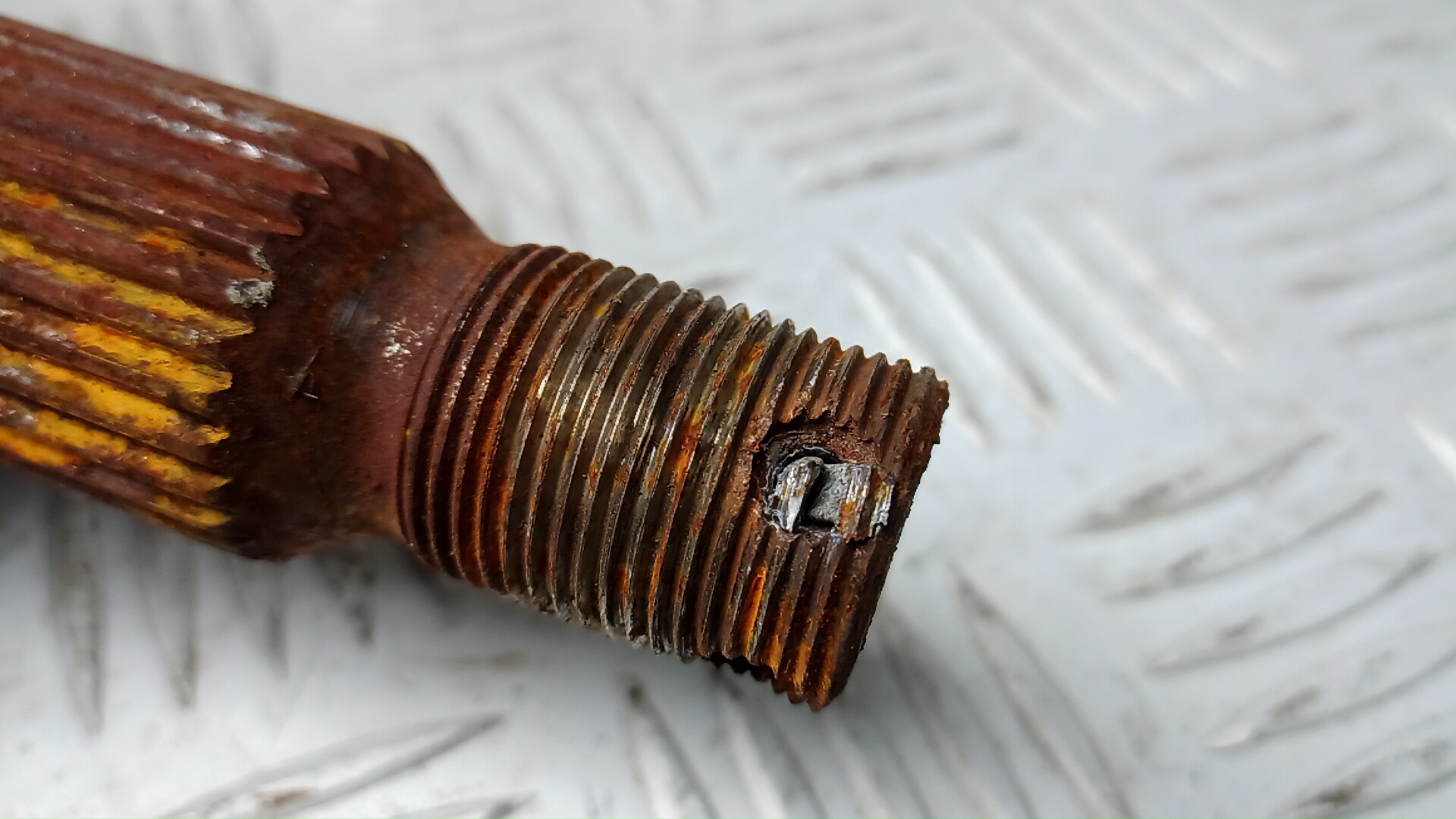 Полуось передняя правая