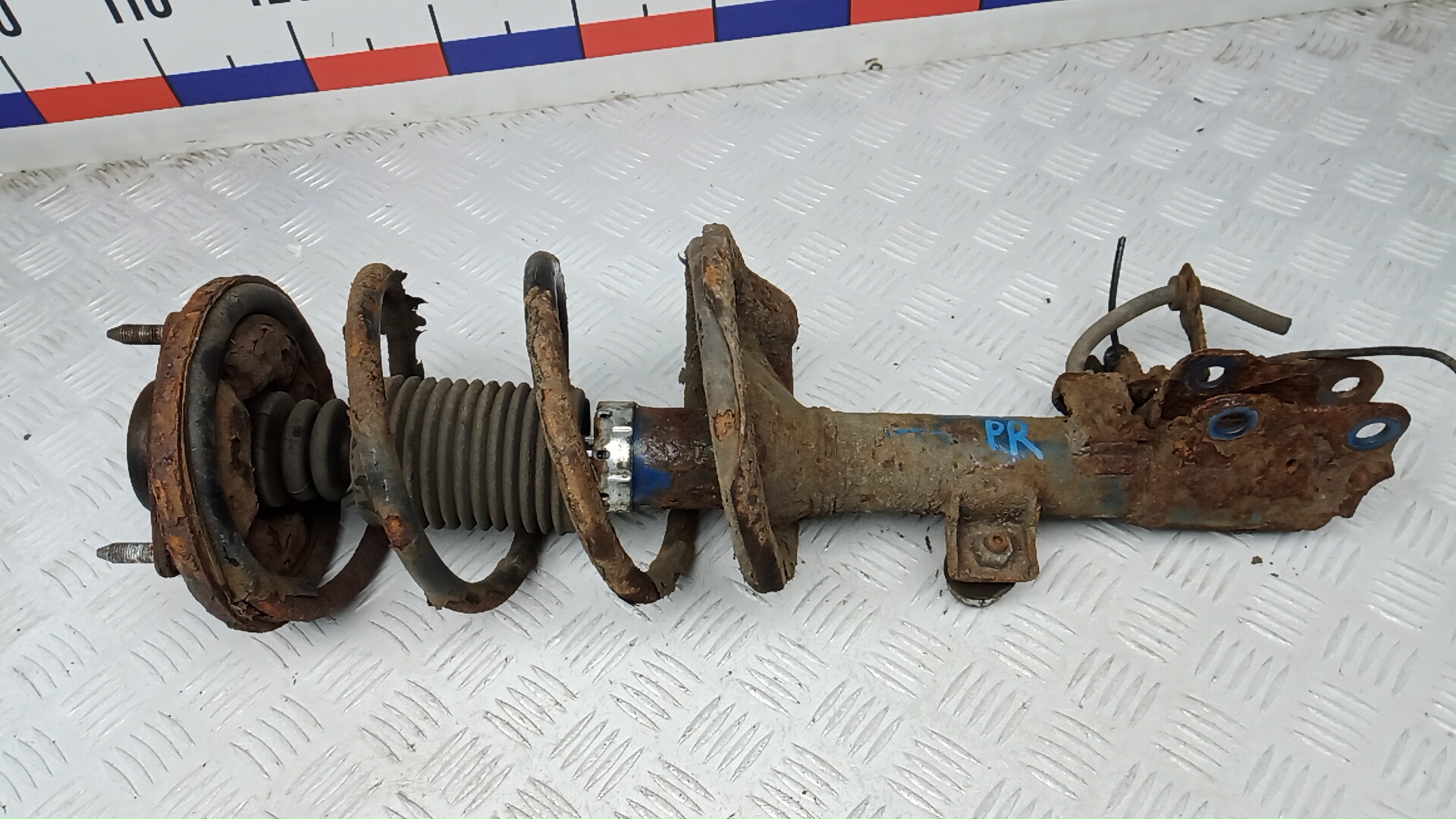 Амортизатор передний правый