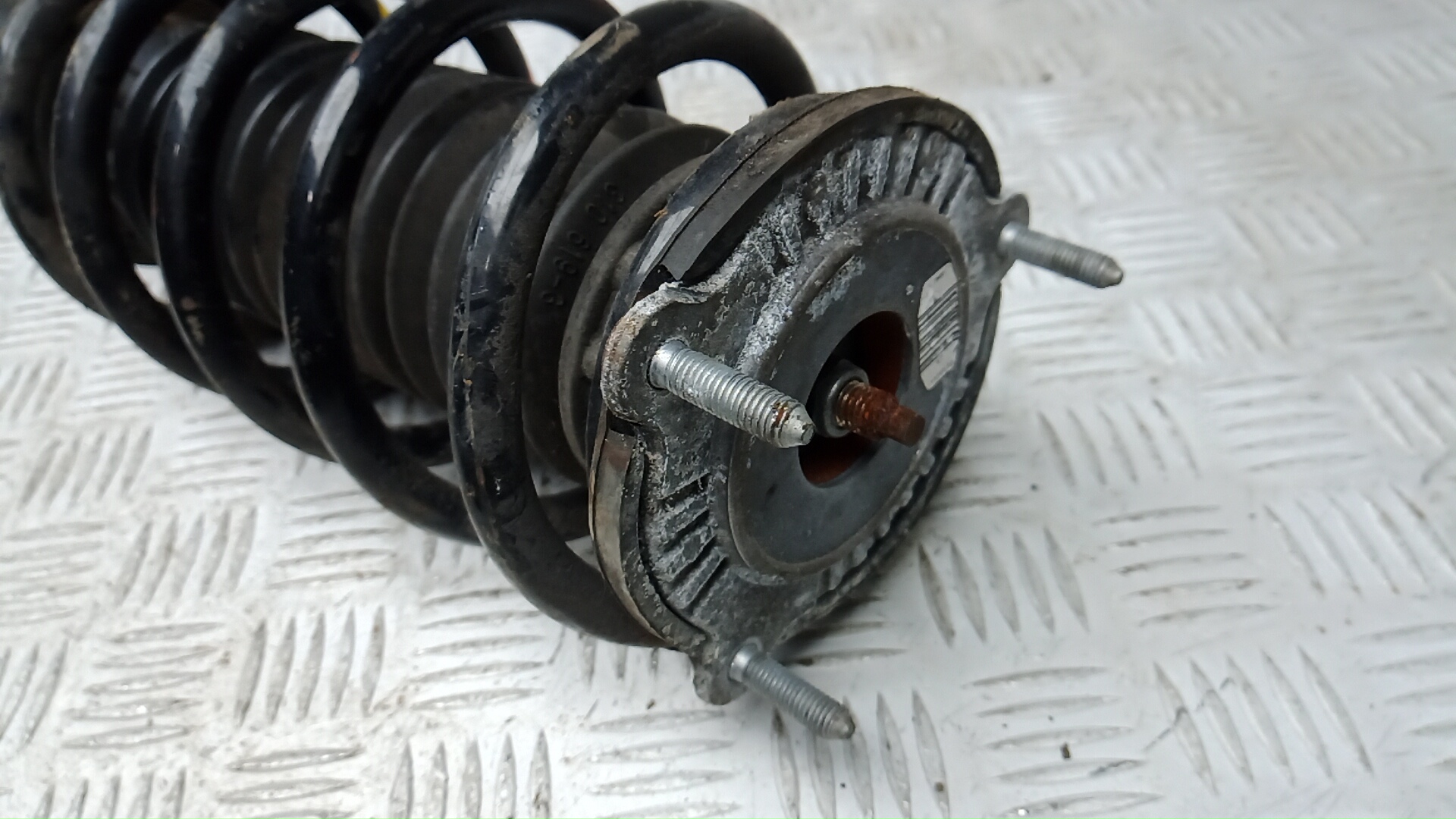 Амортизатор передний левый