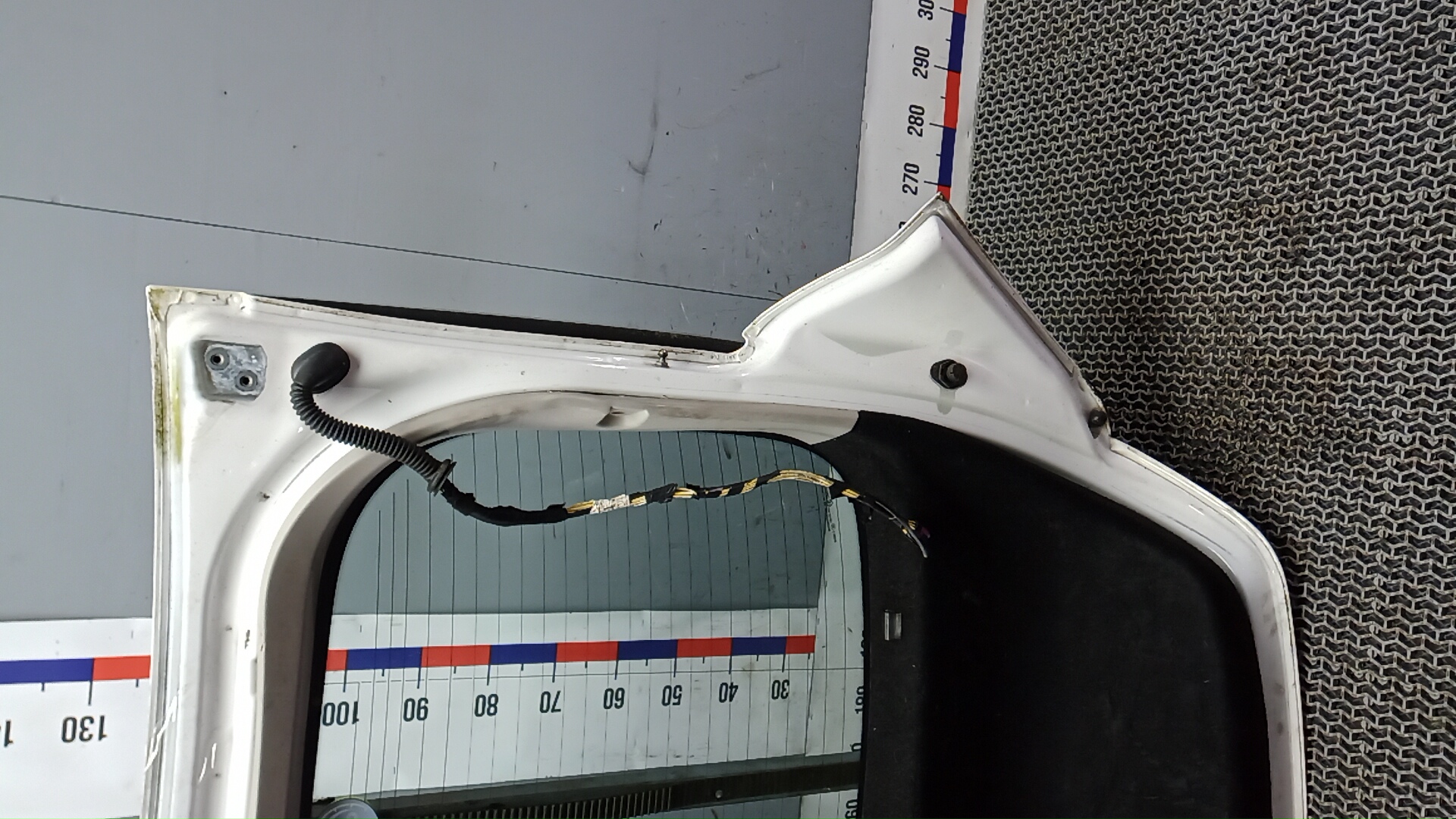 Дверь багажника