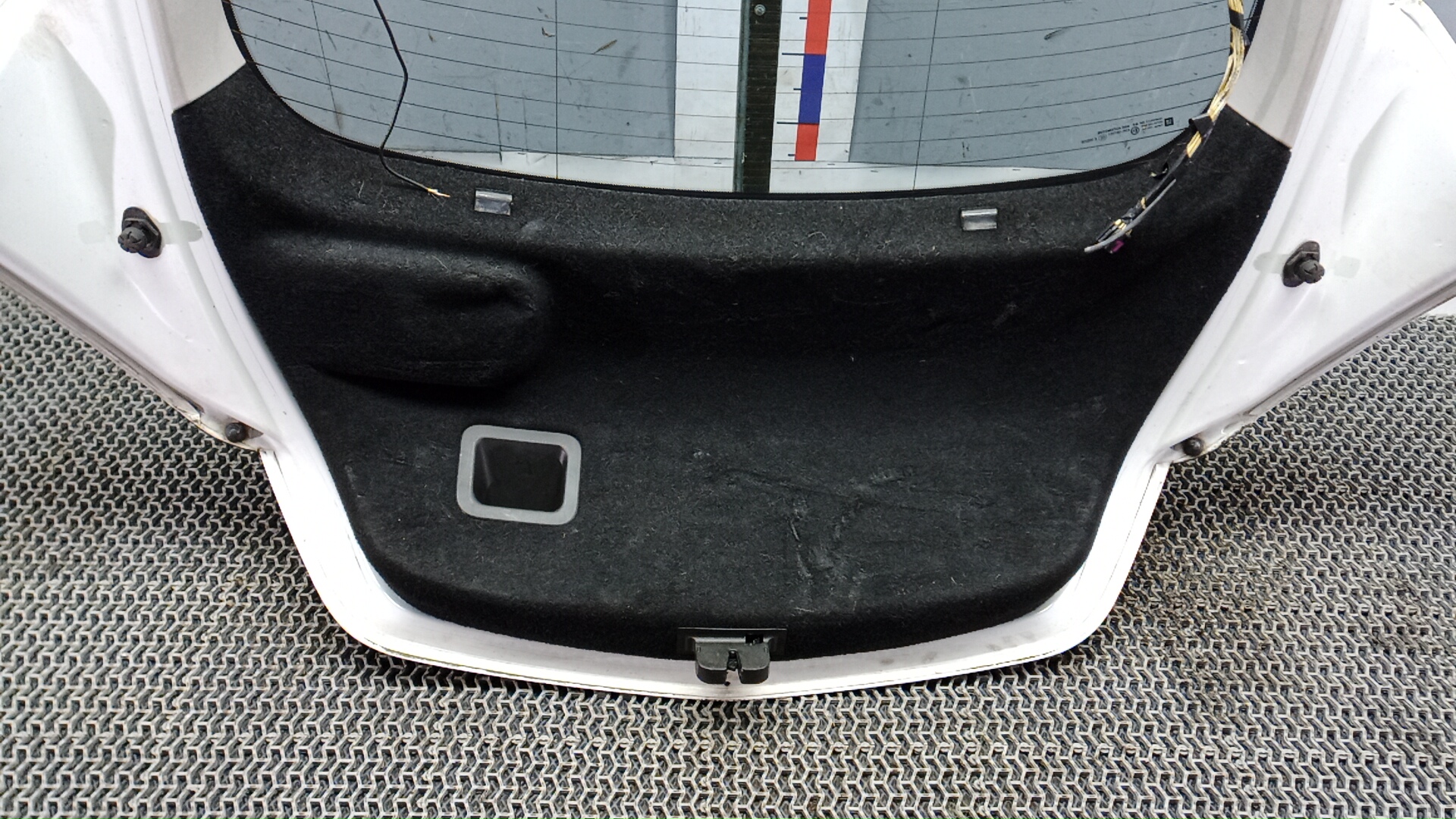 Дверь багажника