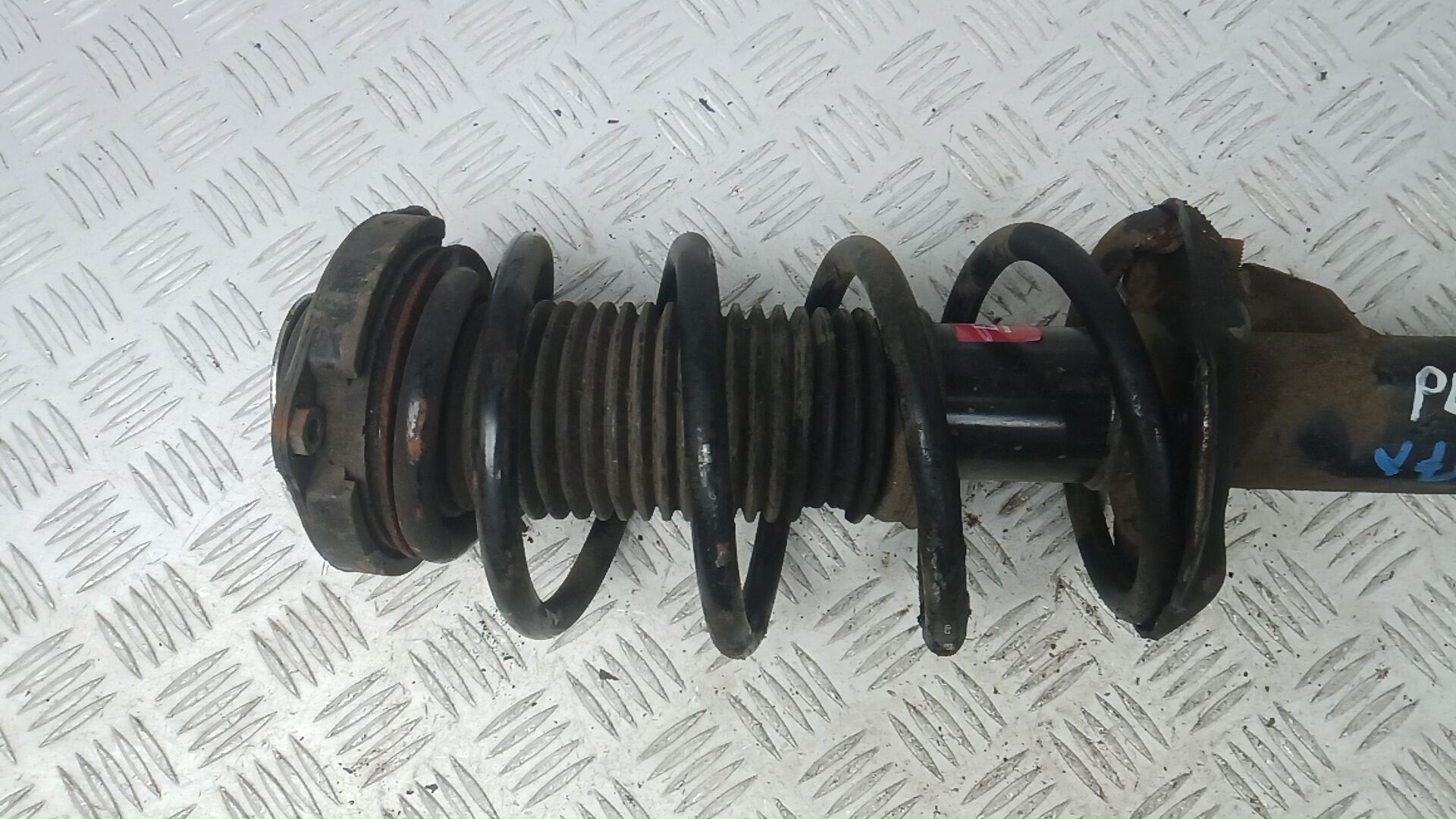 Амортизатор передний левый