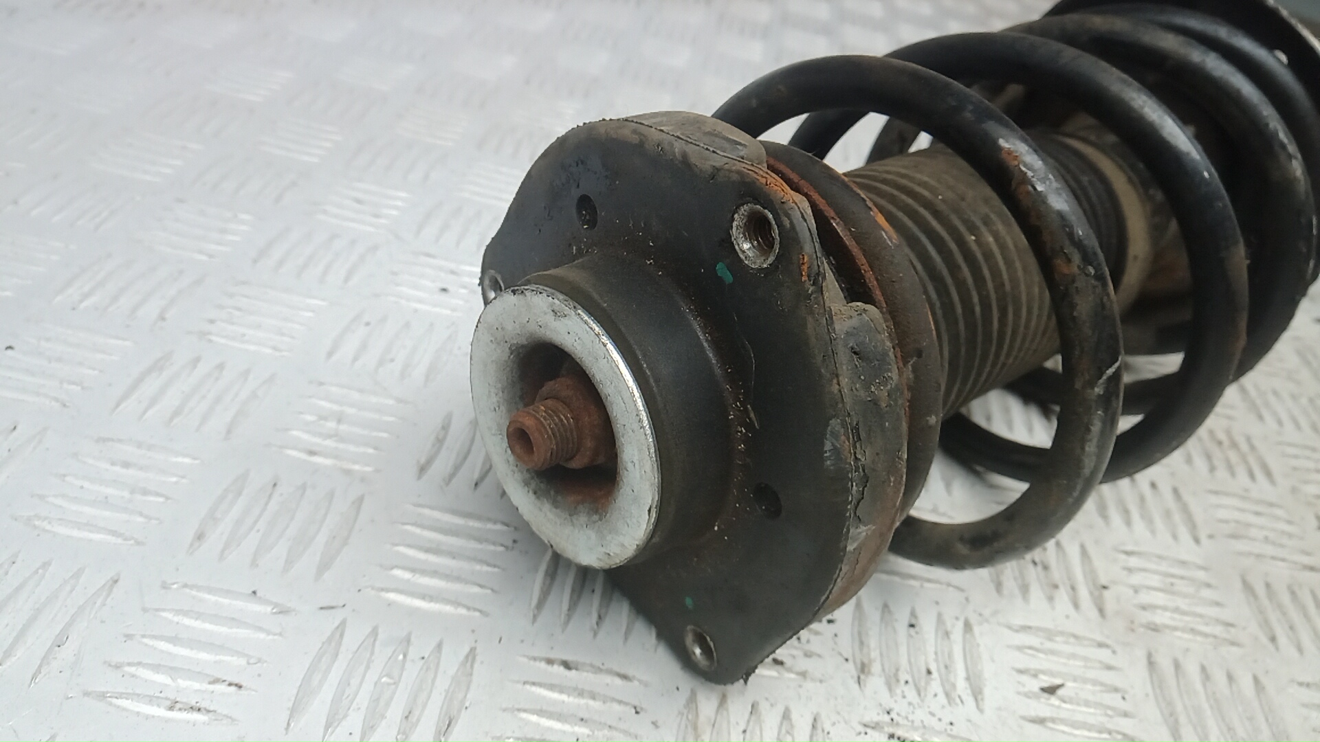 Амортизатор передний левый