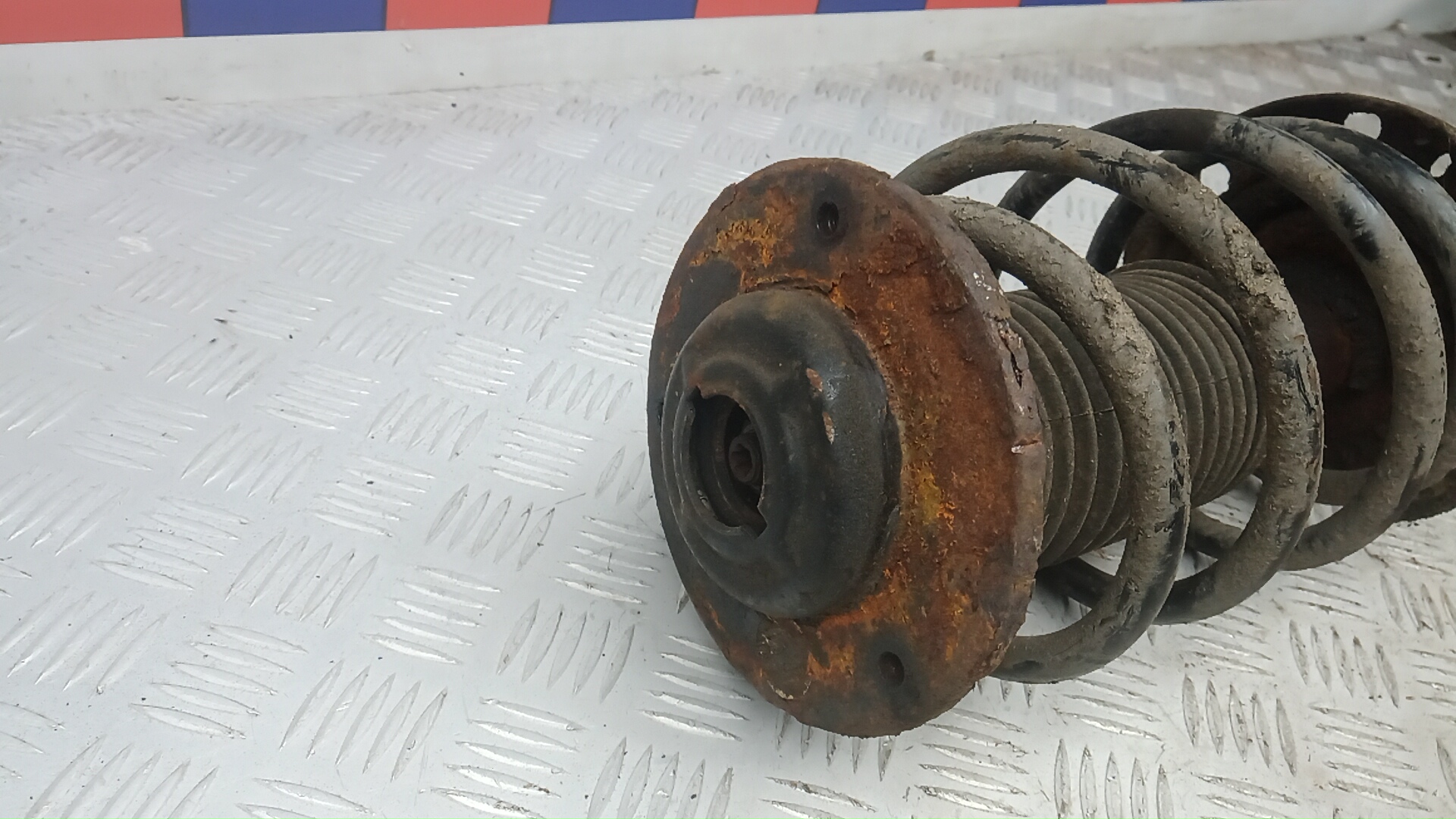 Амортизатор передний левый