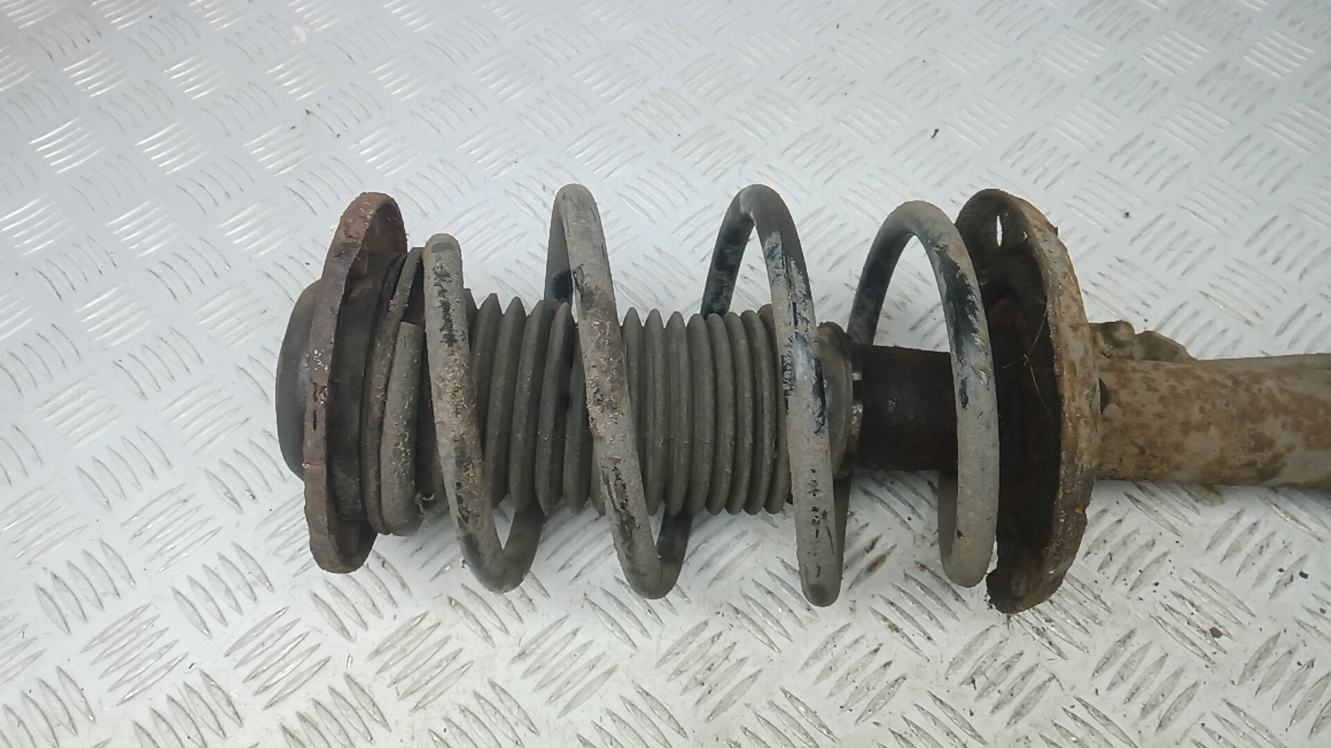 Амортизатор передний левый