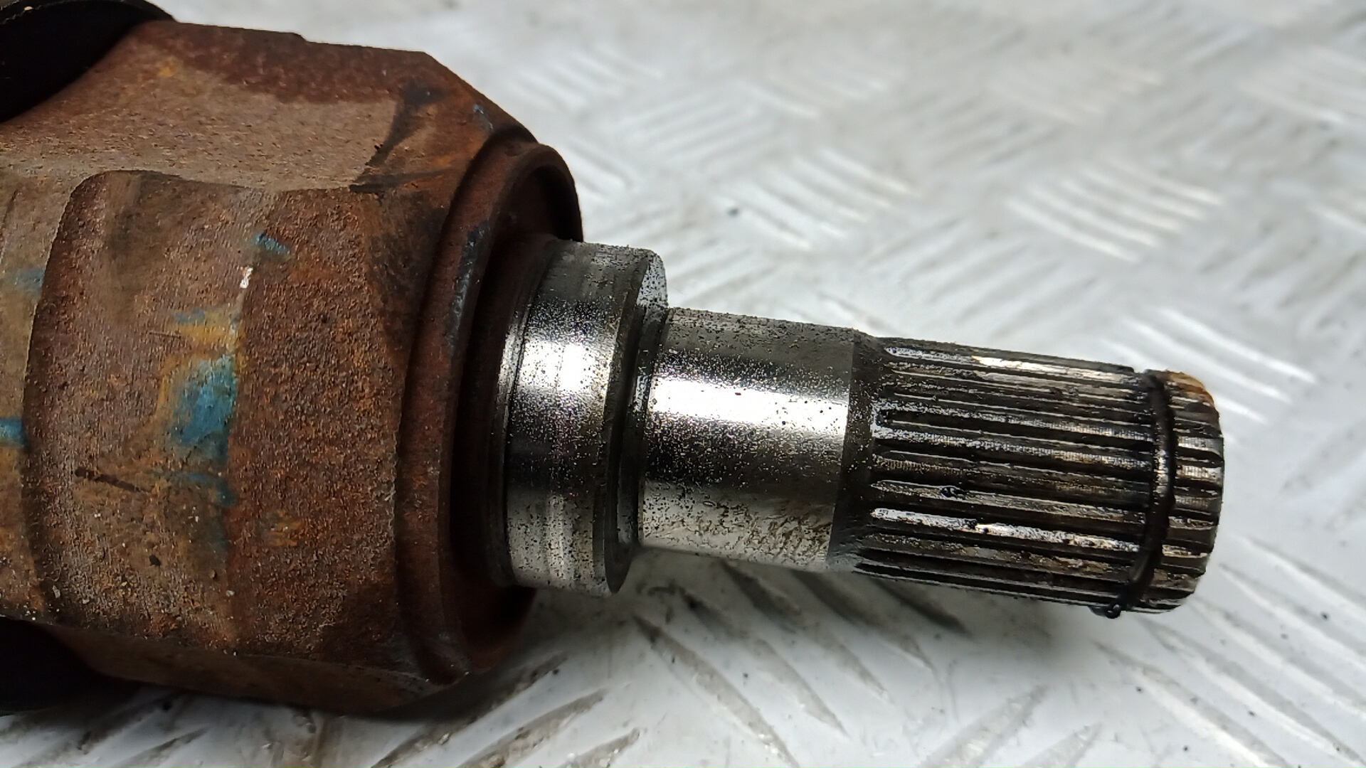 Полуось передняя левая