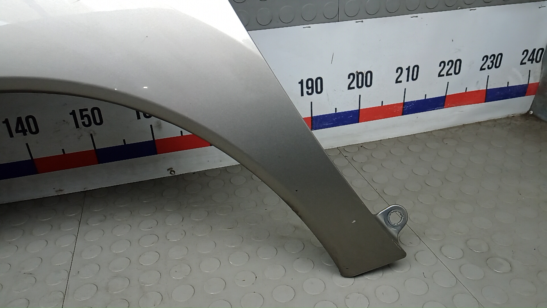 Крыло переднее левое