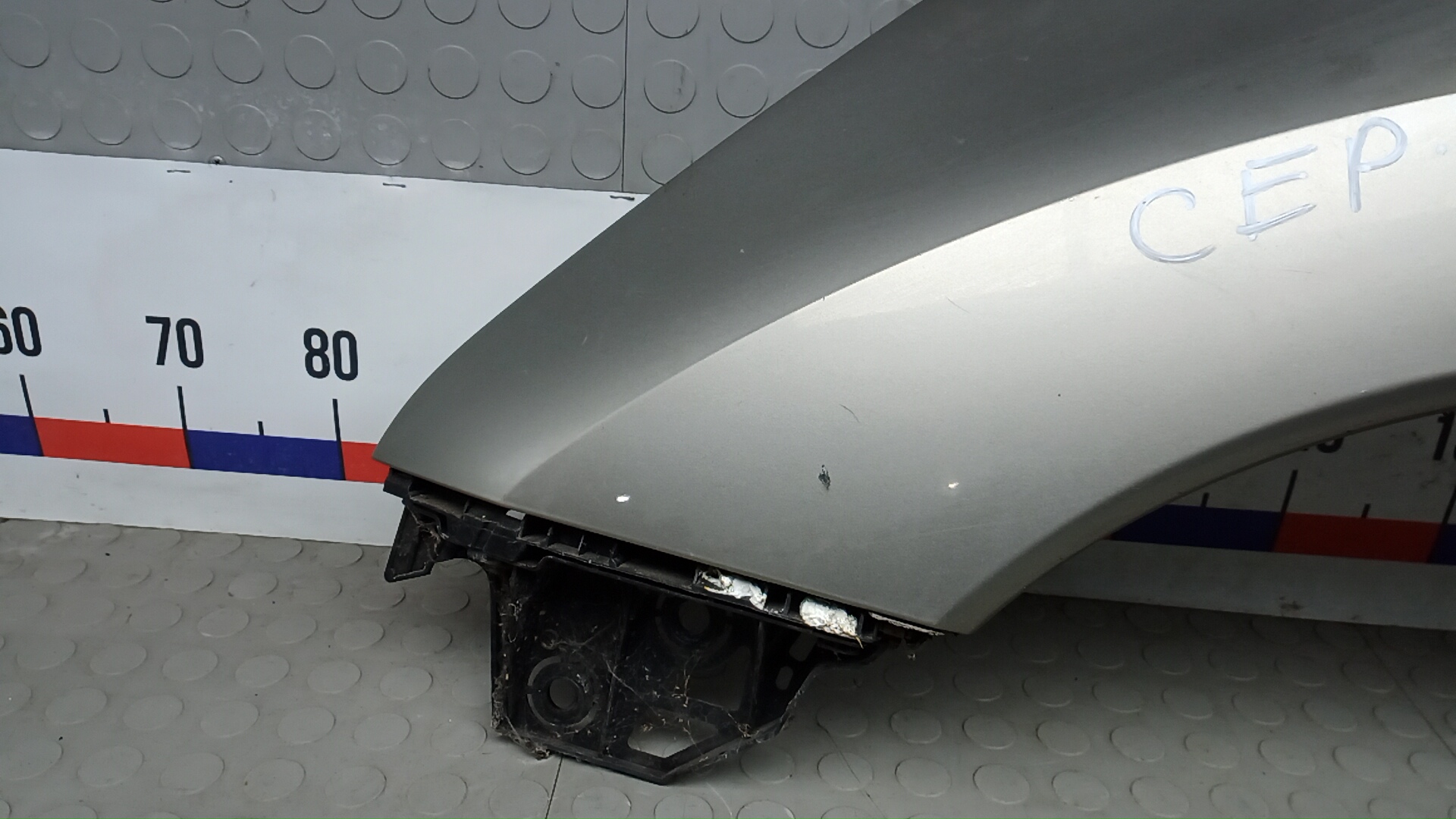 Крыло переднее левое