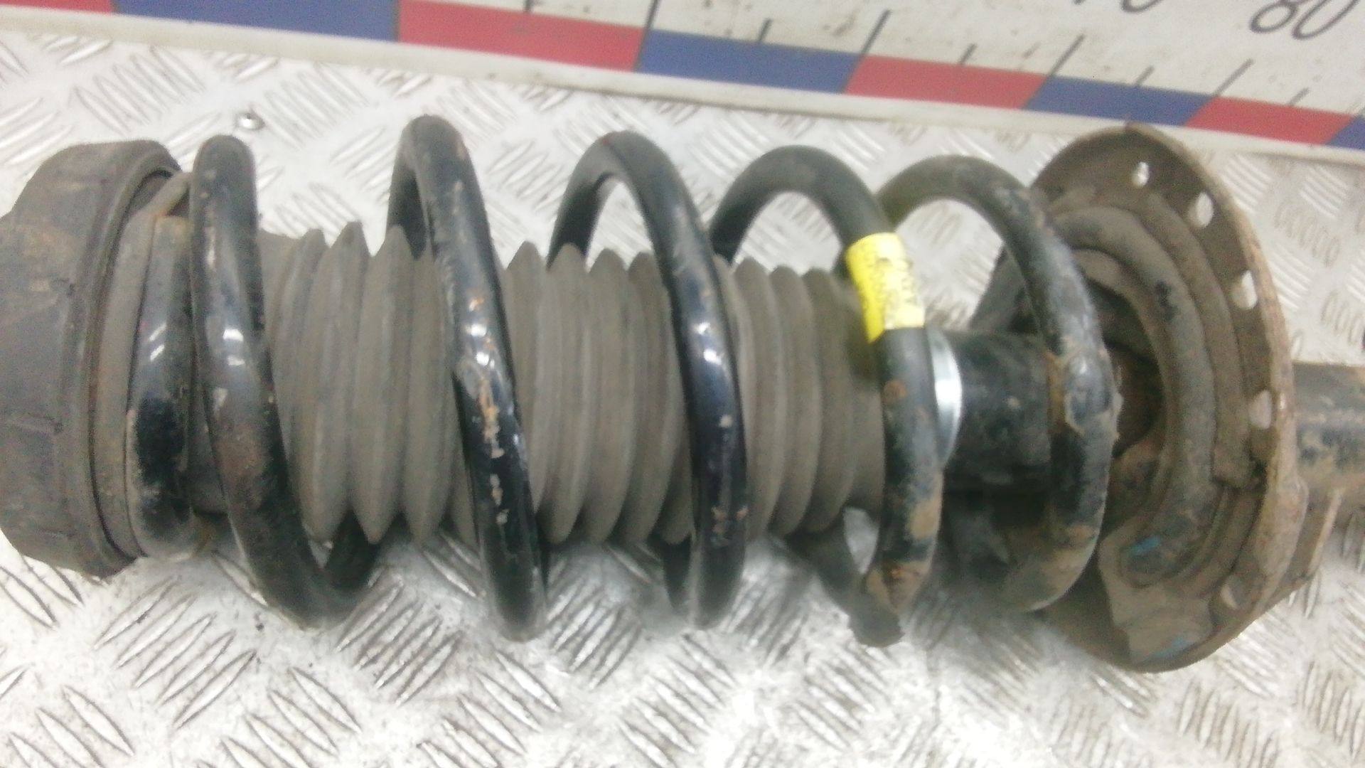 Амортизатор передний правый