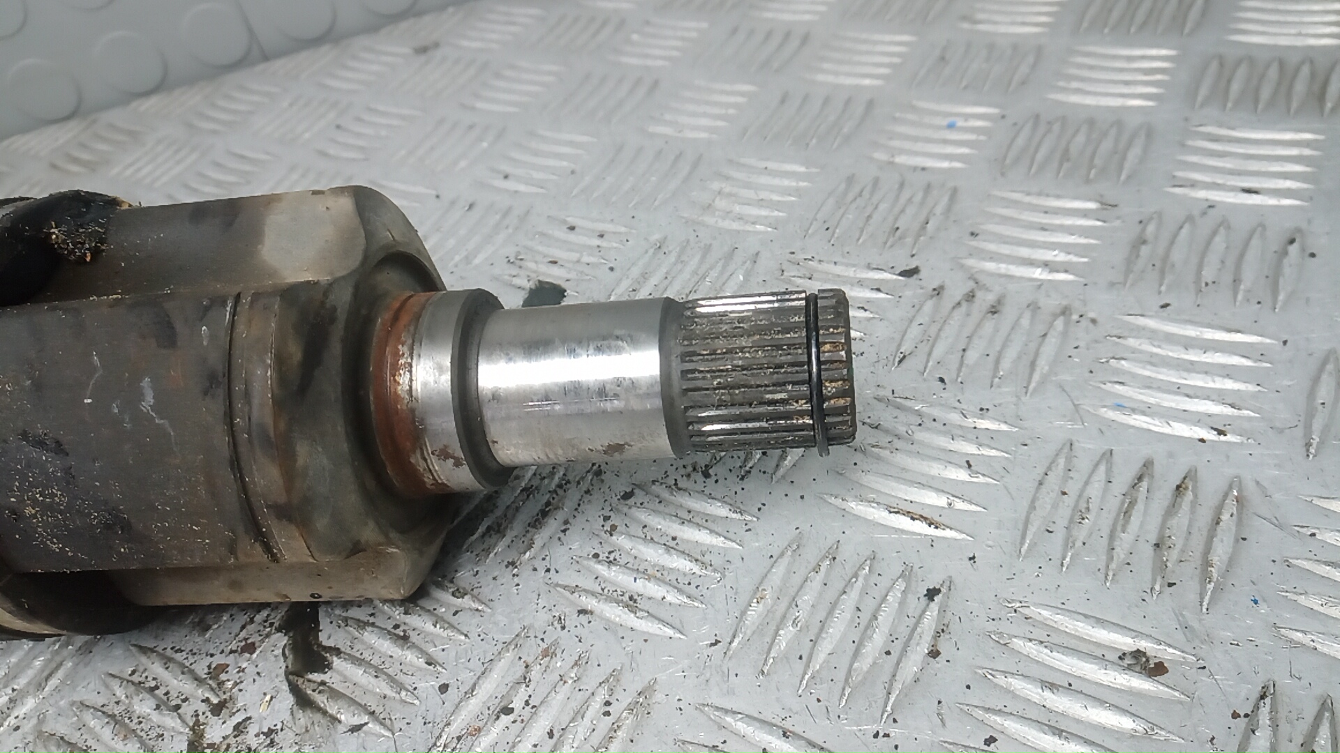 Полуось передняя левая