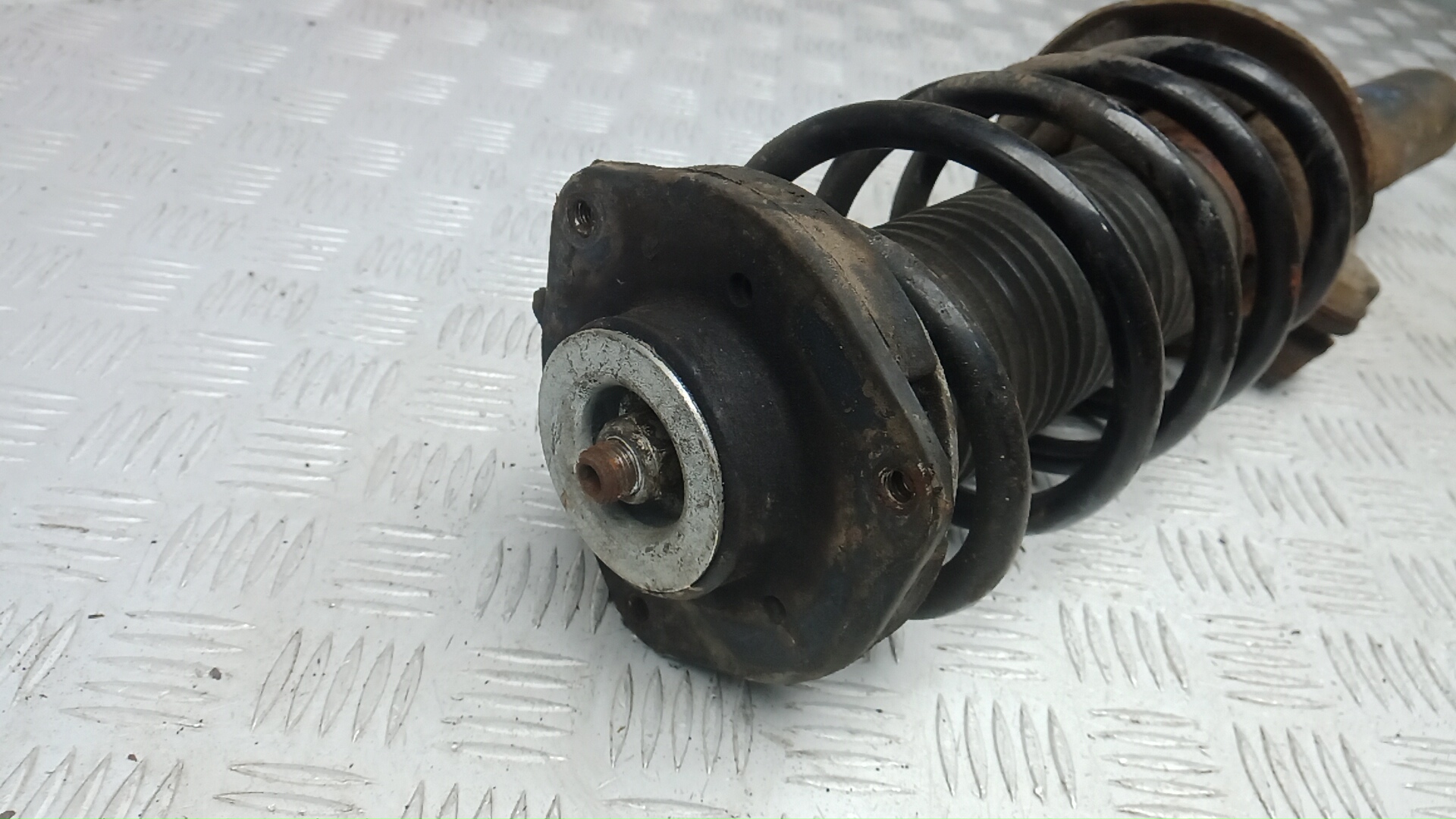 Амортизатор передний левый