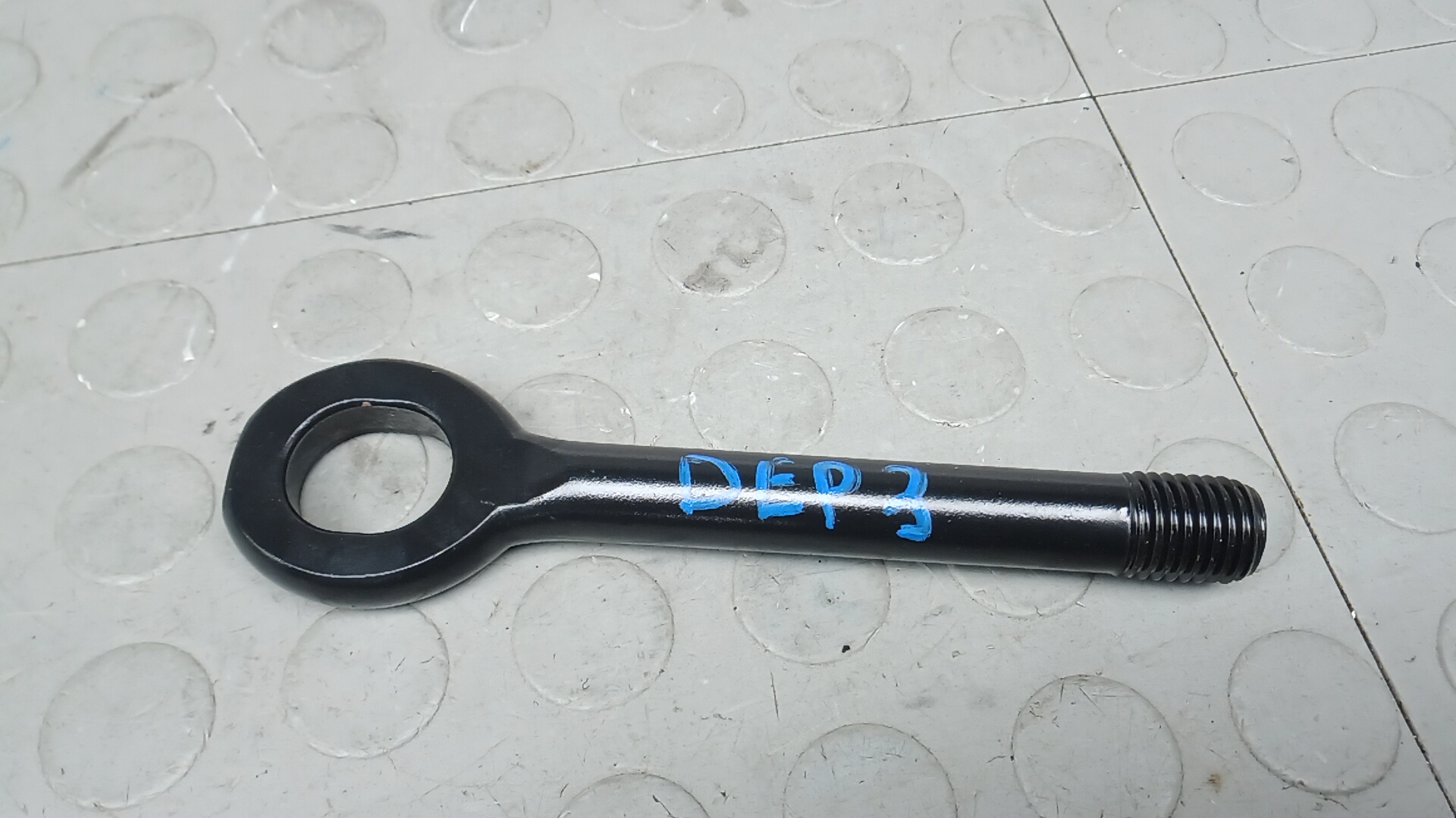 Крюк буксировочный