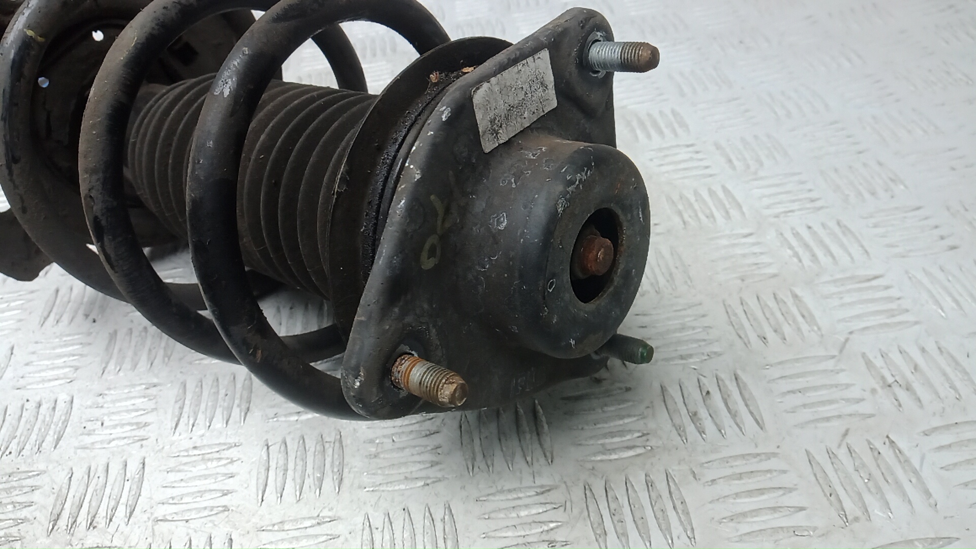 Амортизатор передний левый