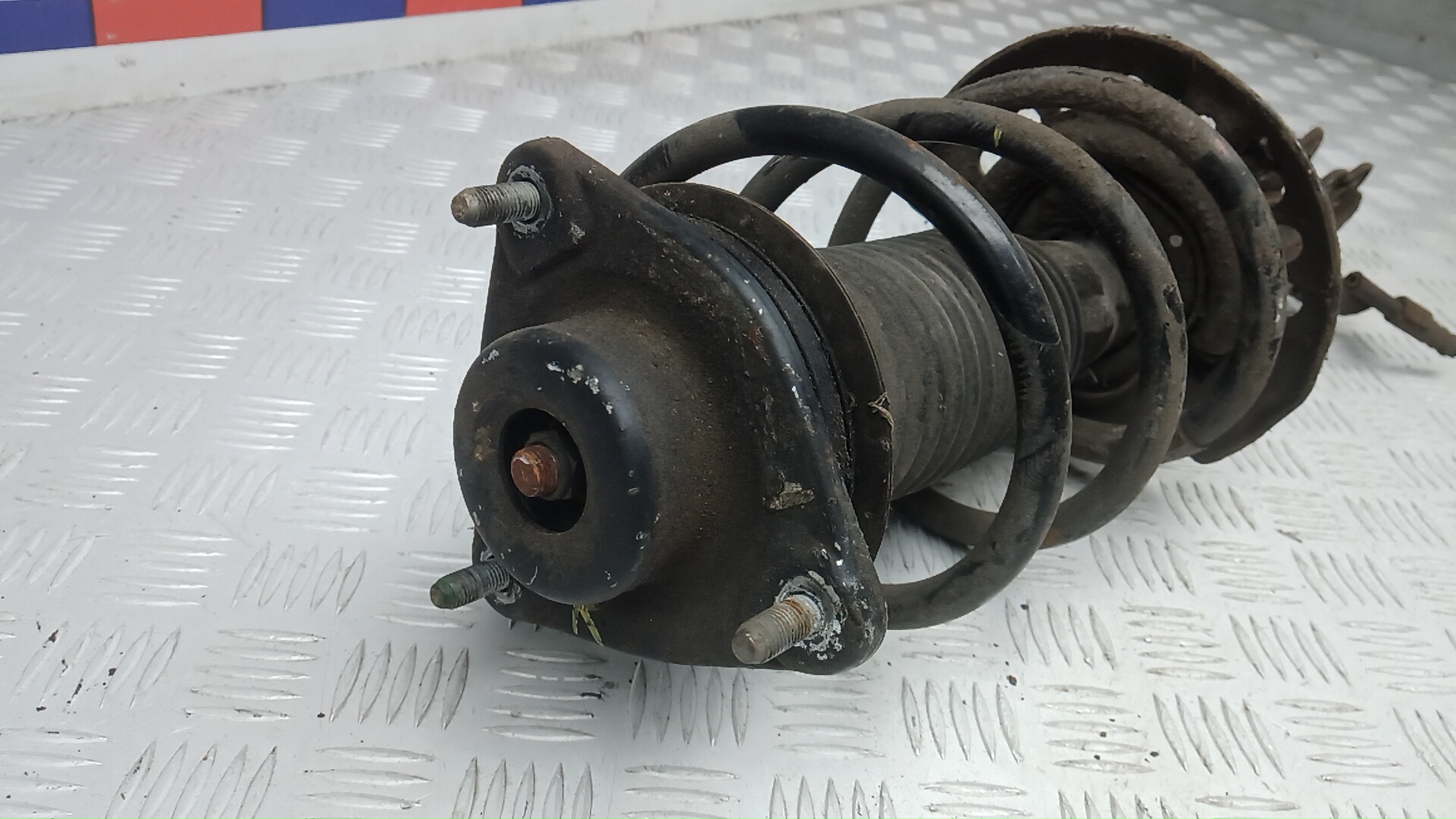 Амортизатор передний правый