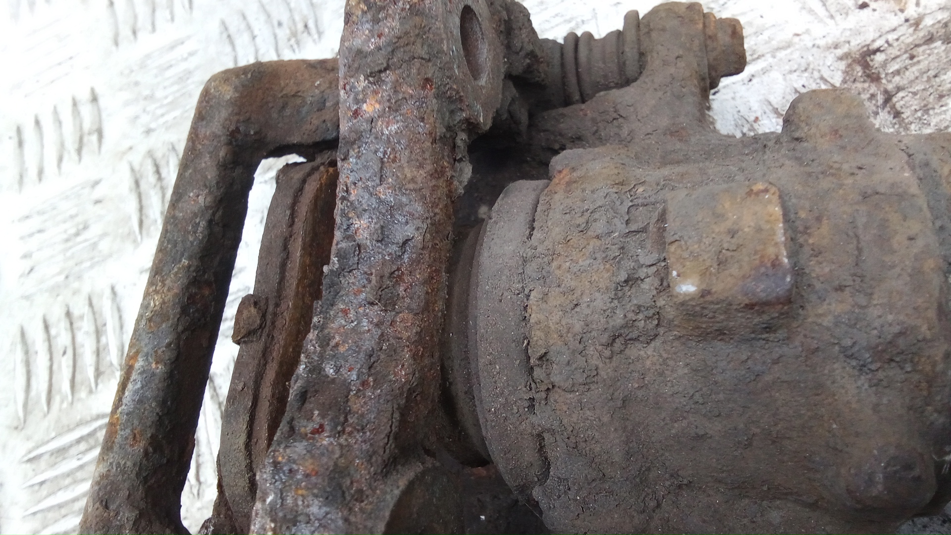 Суппорт задний левый