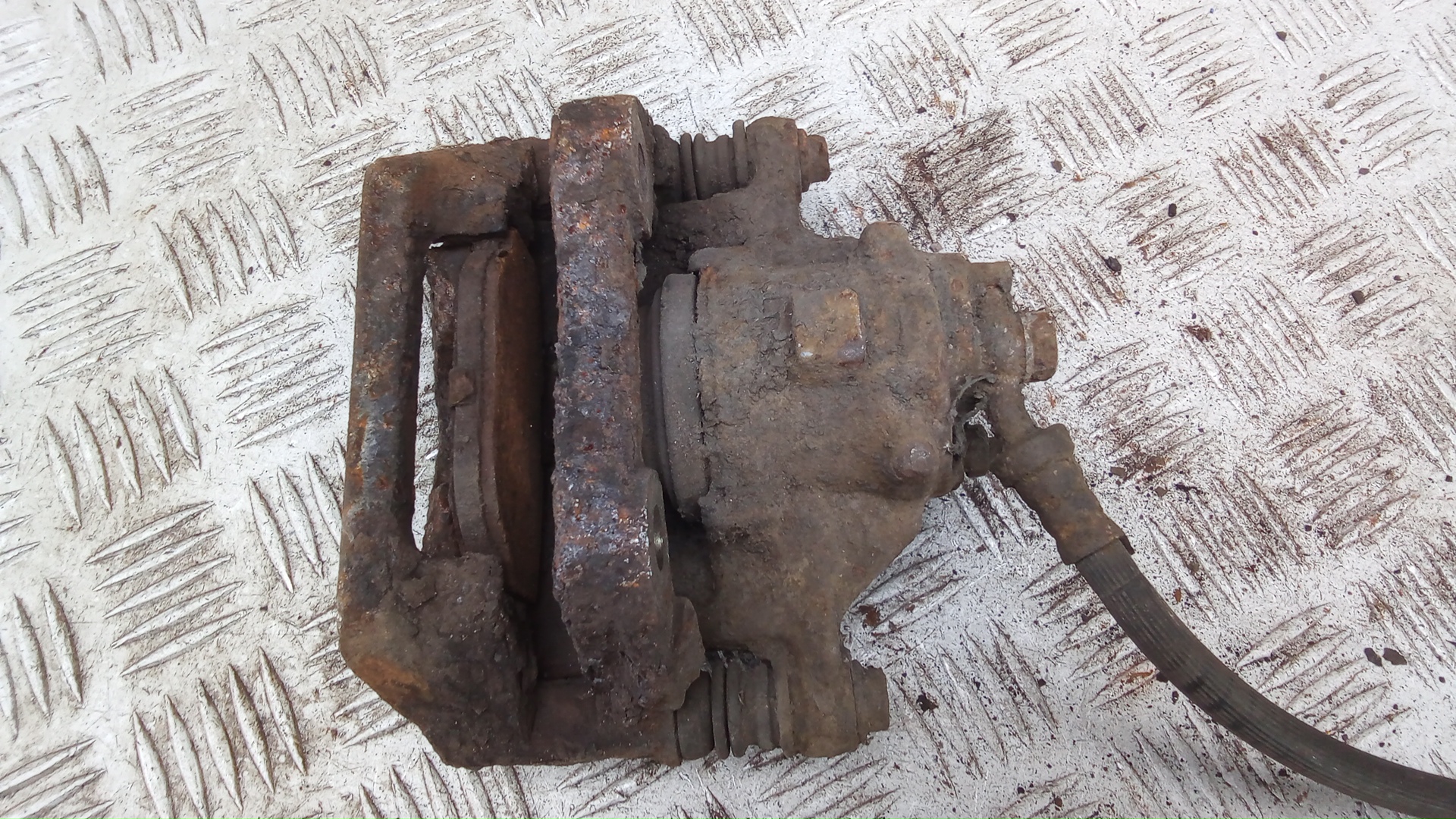 Суппорт задний левый