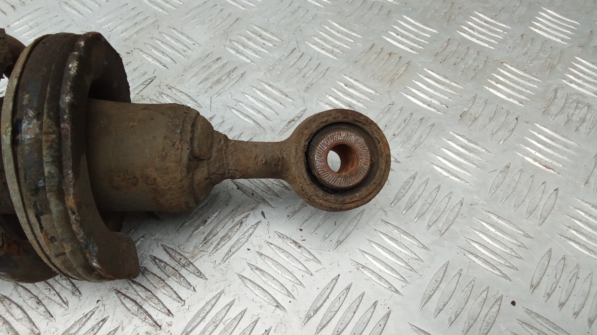 Амортизатор передний левый