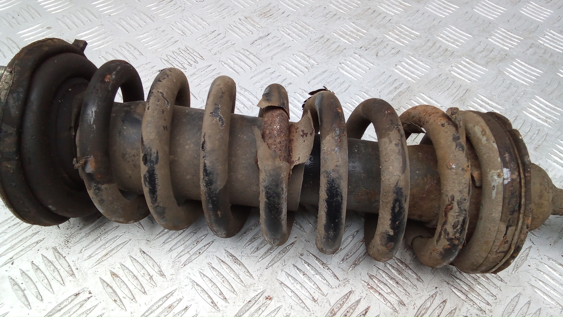 Амортизатор передний левый