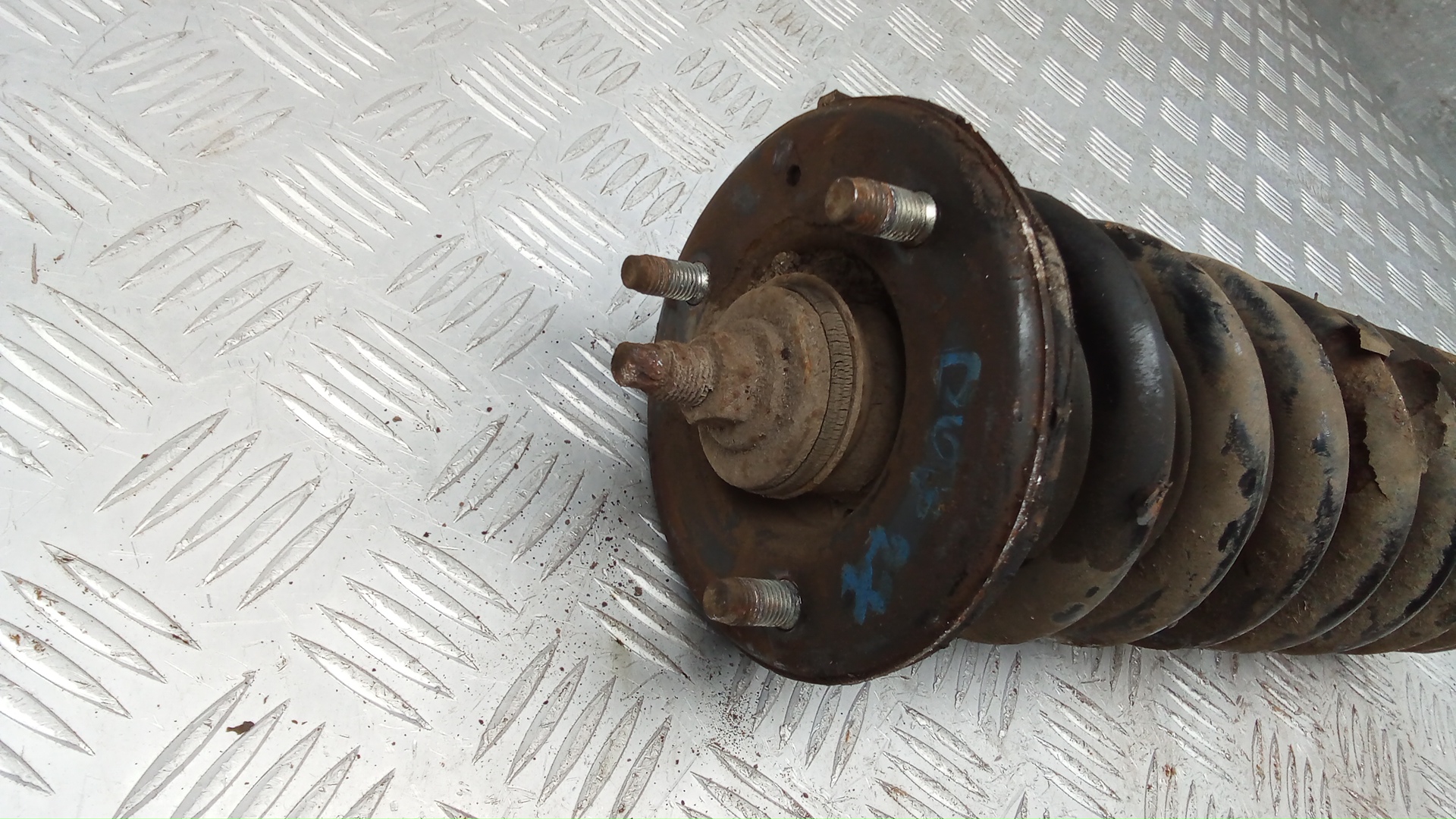 Амортизатор передний левый