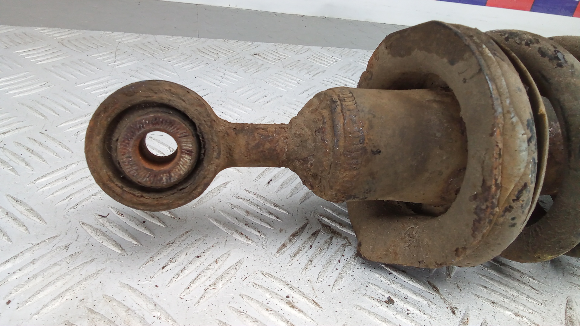 Амортизатор передний правый