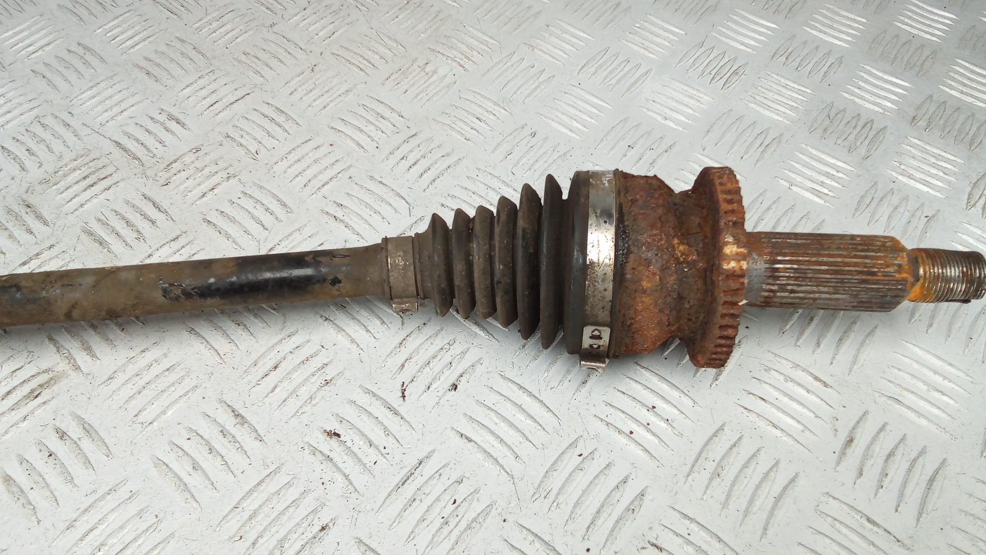 Полуось задняя левая