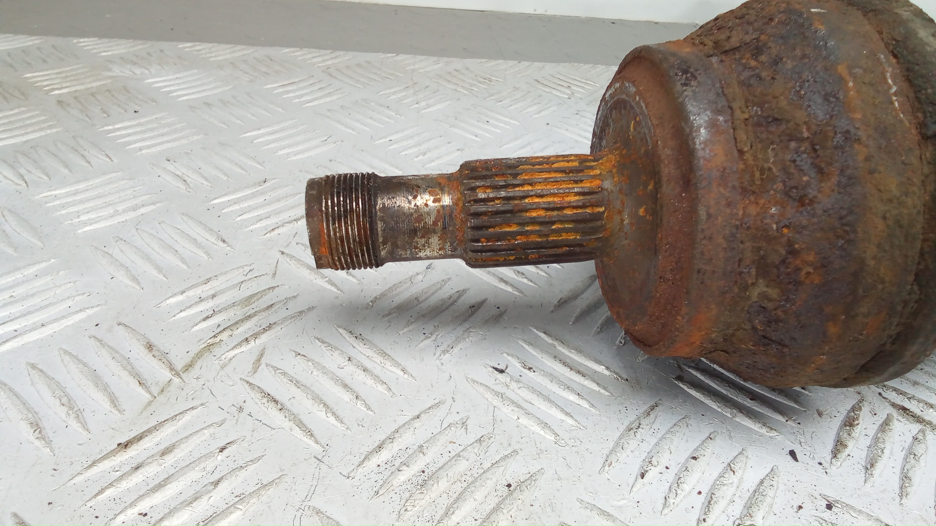 Полуось задняя левая