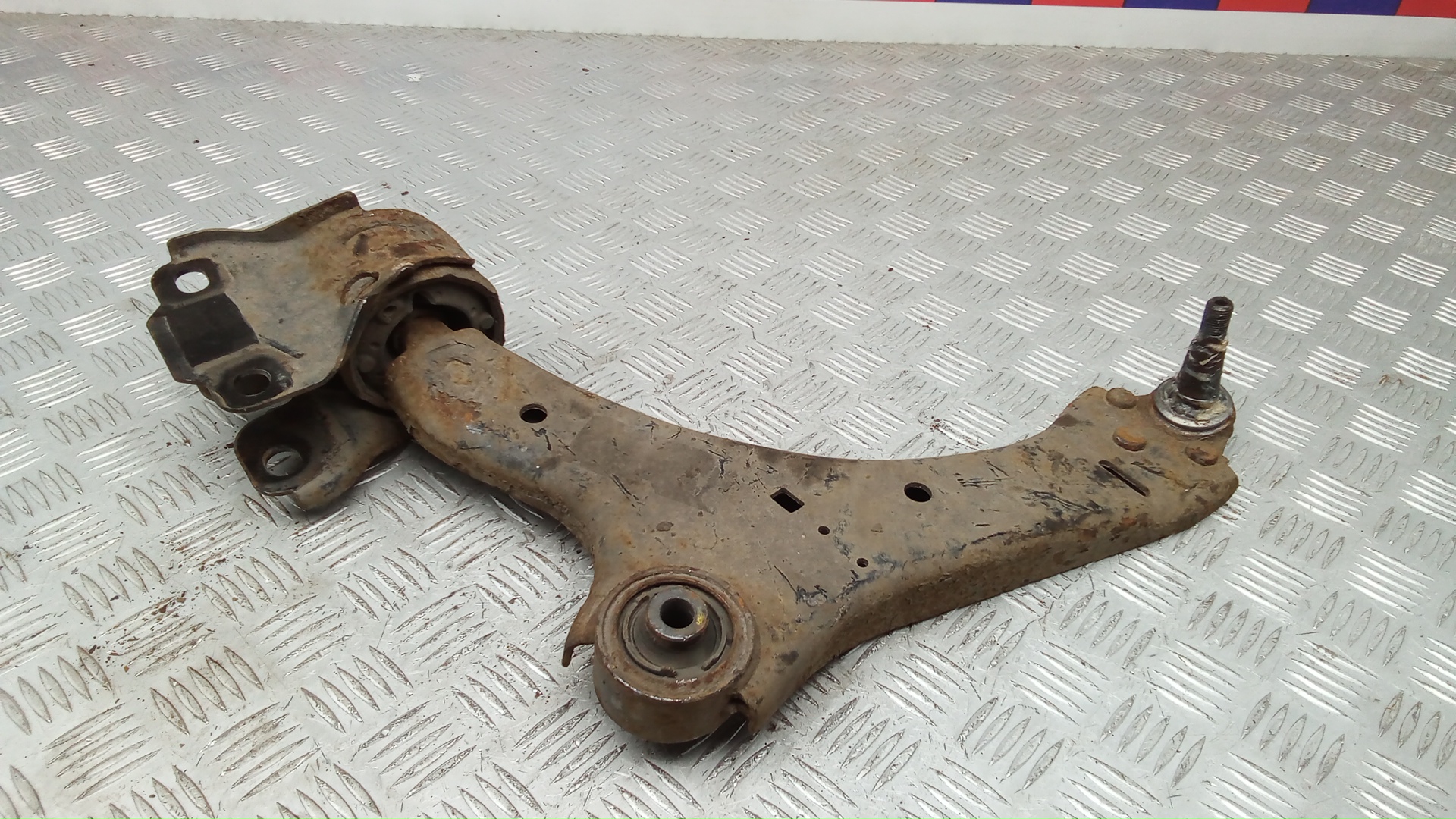 Рычаг передний нижний правый