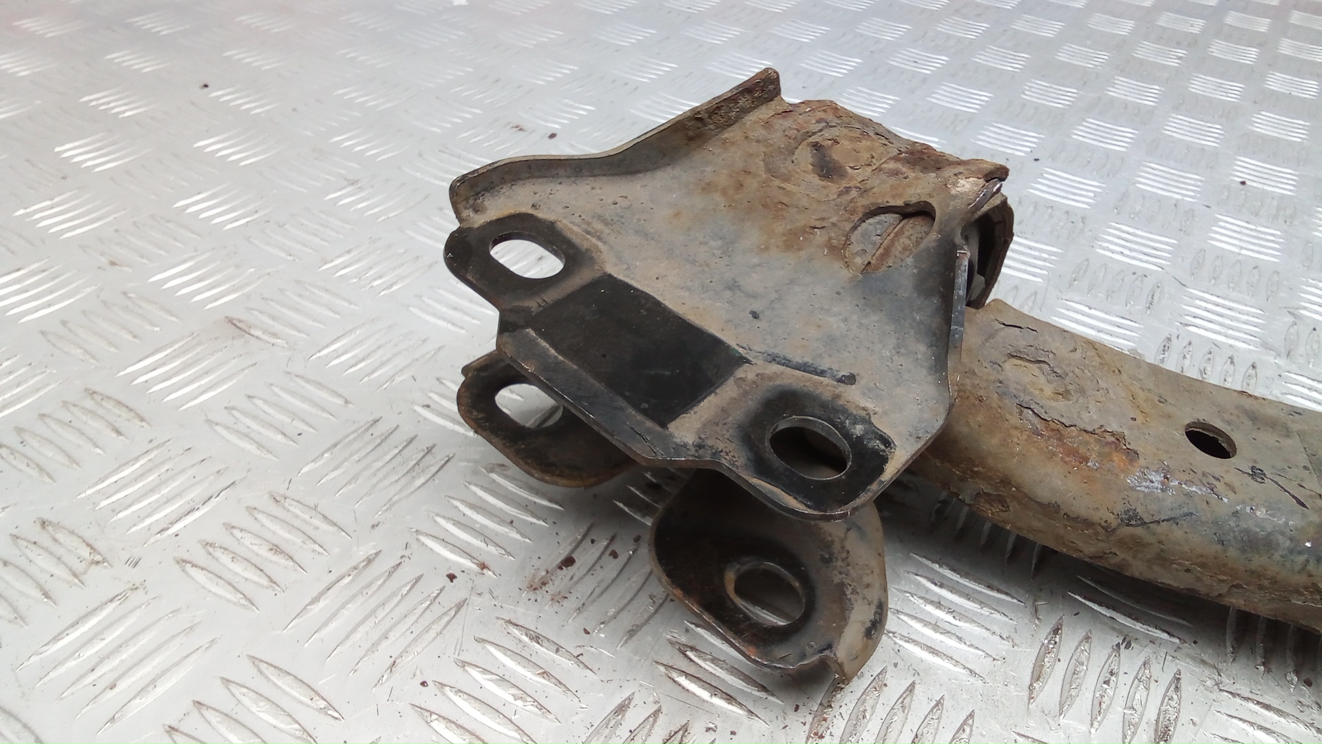 Рычаг передний нижний правый