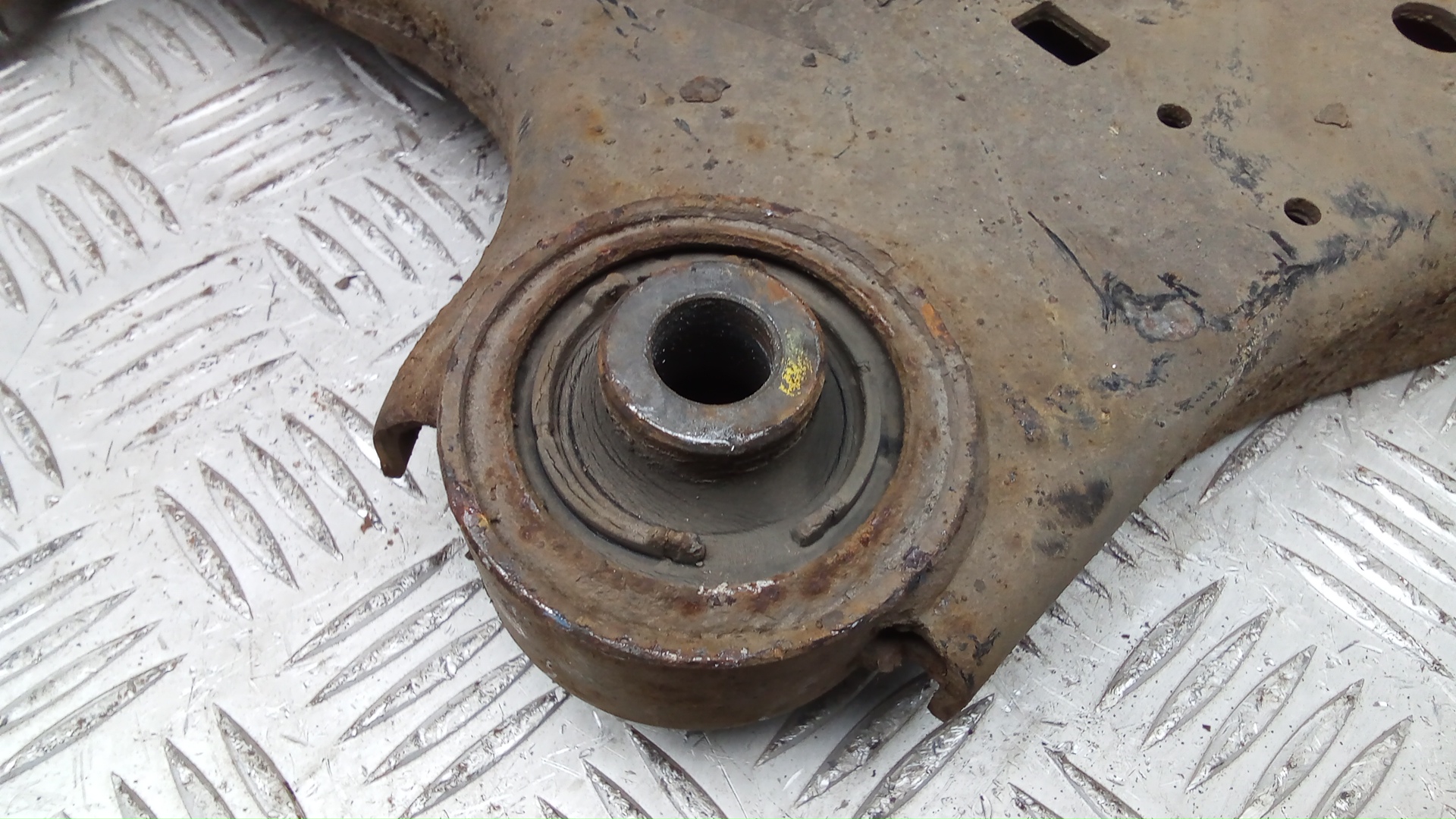 Рычаг передний нижний правый