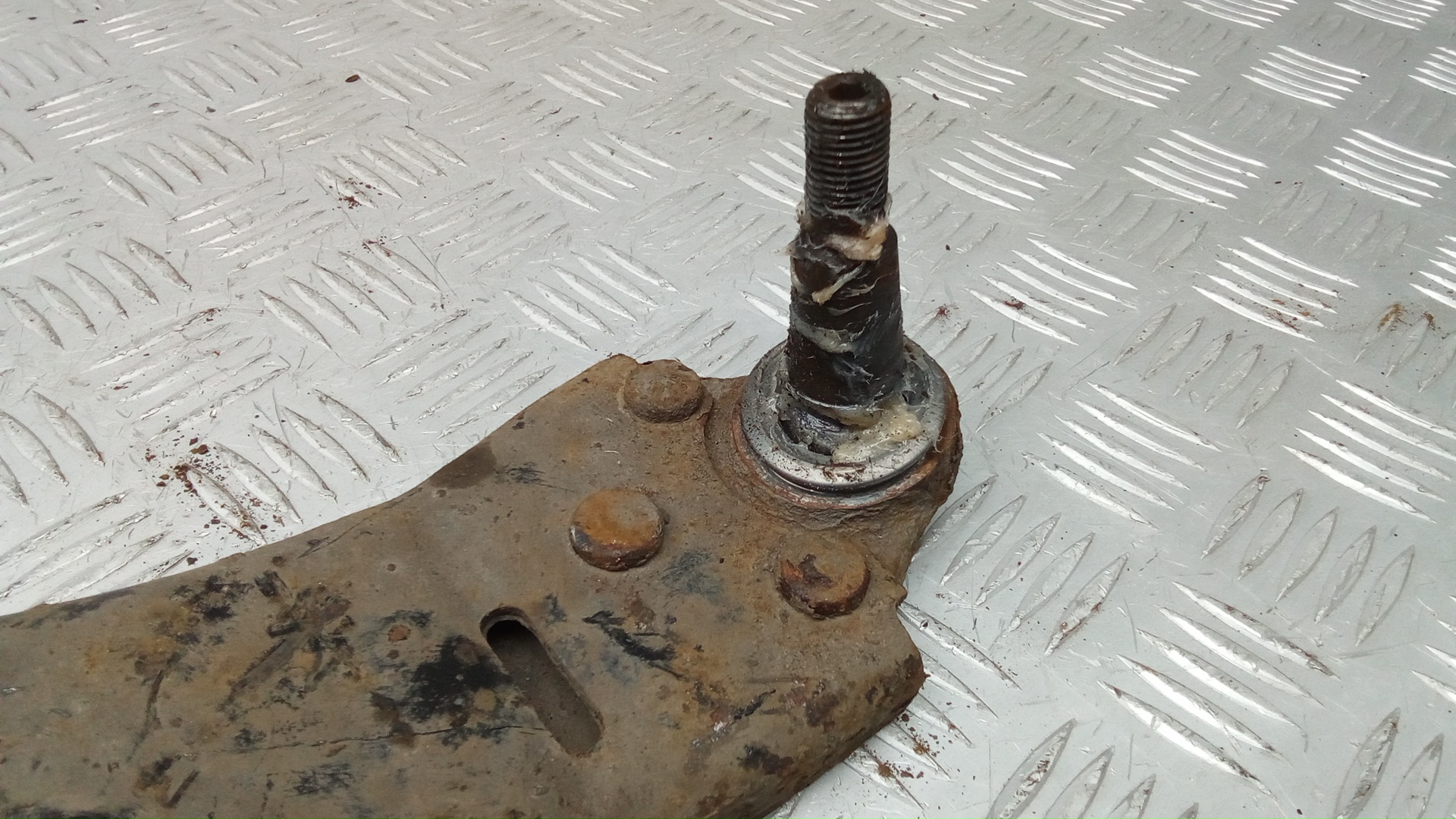 Рычаг передний нижний правый