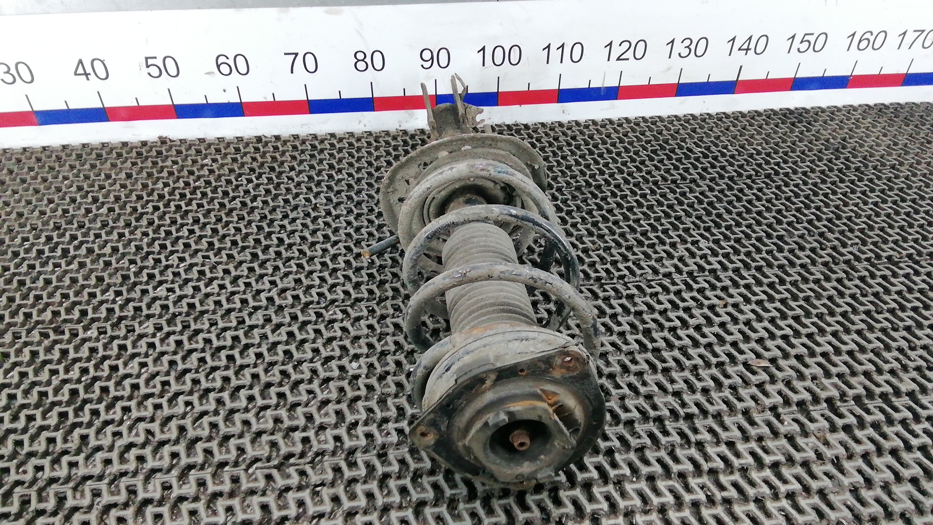 Амортизатор передний левый