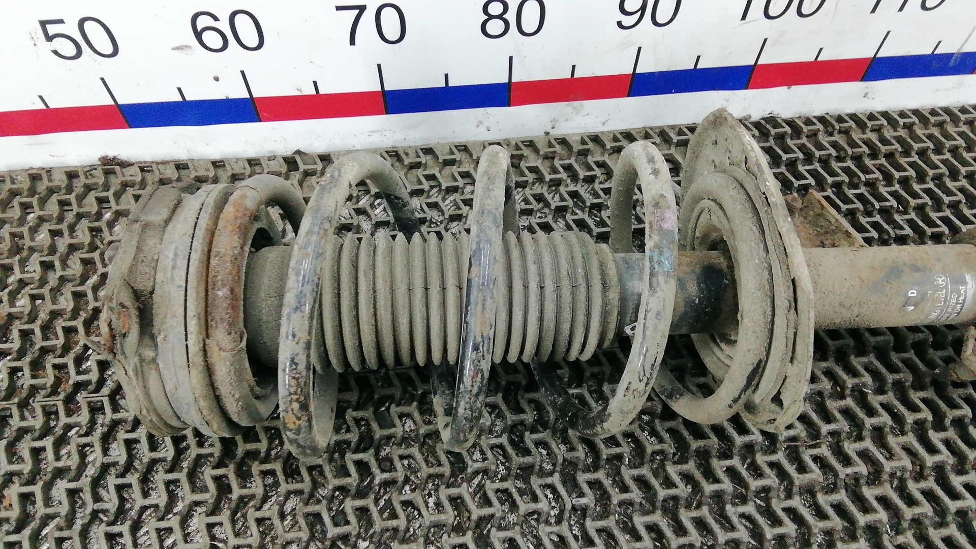 Амортизатор передний левый